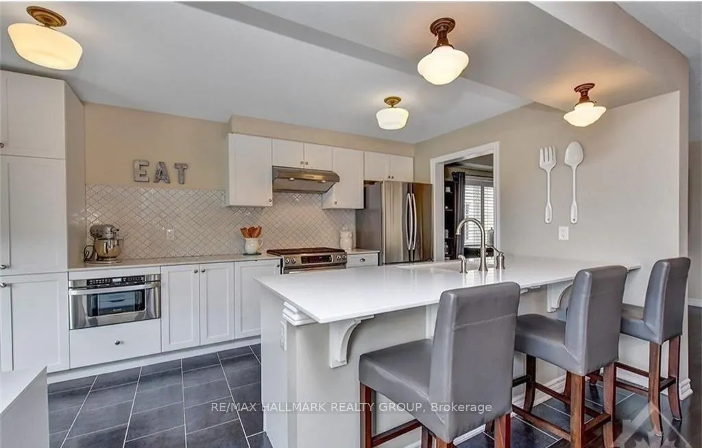 445 Meadowhawk Crescent
