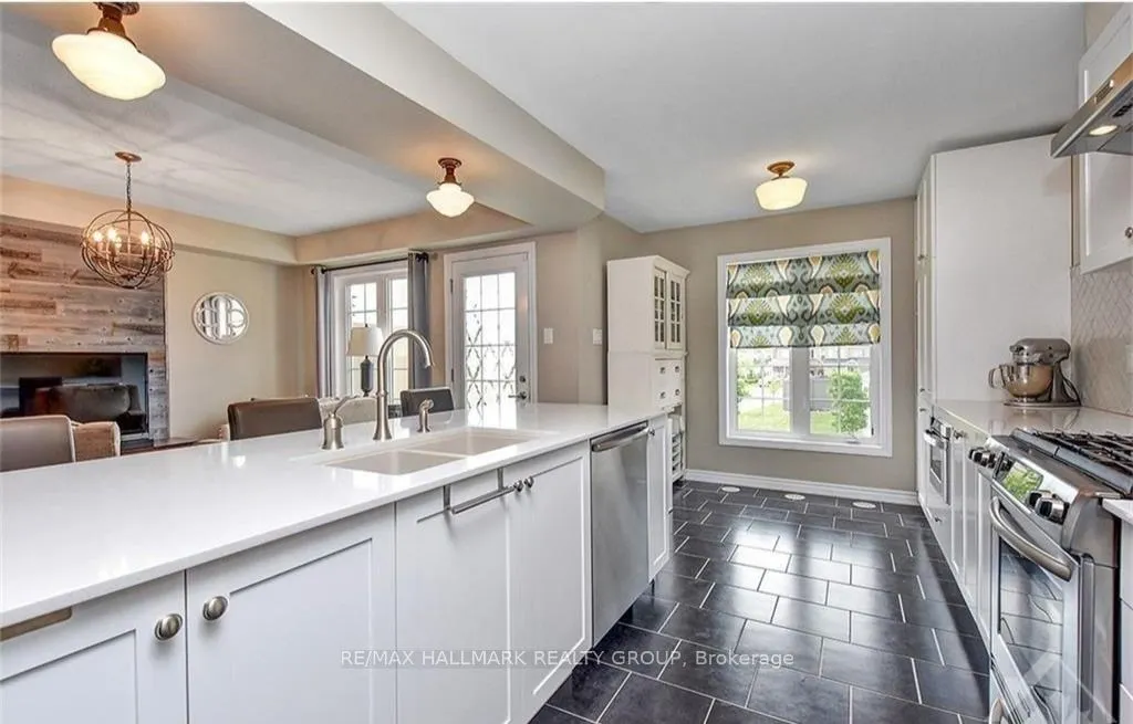 445 Meadowhawk Crescent