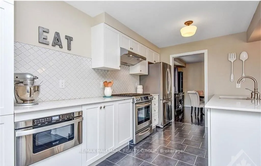 445 Meadowhawk Crescent