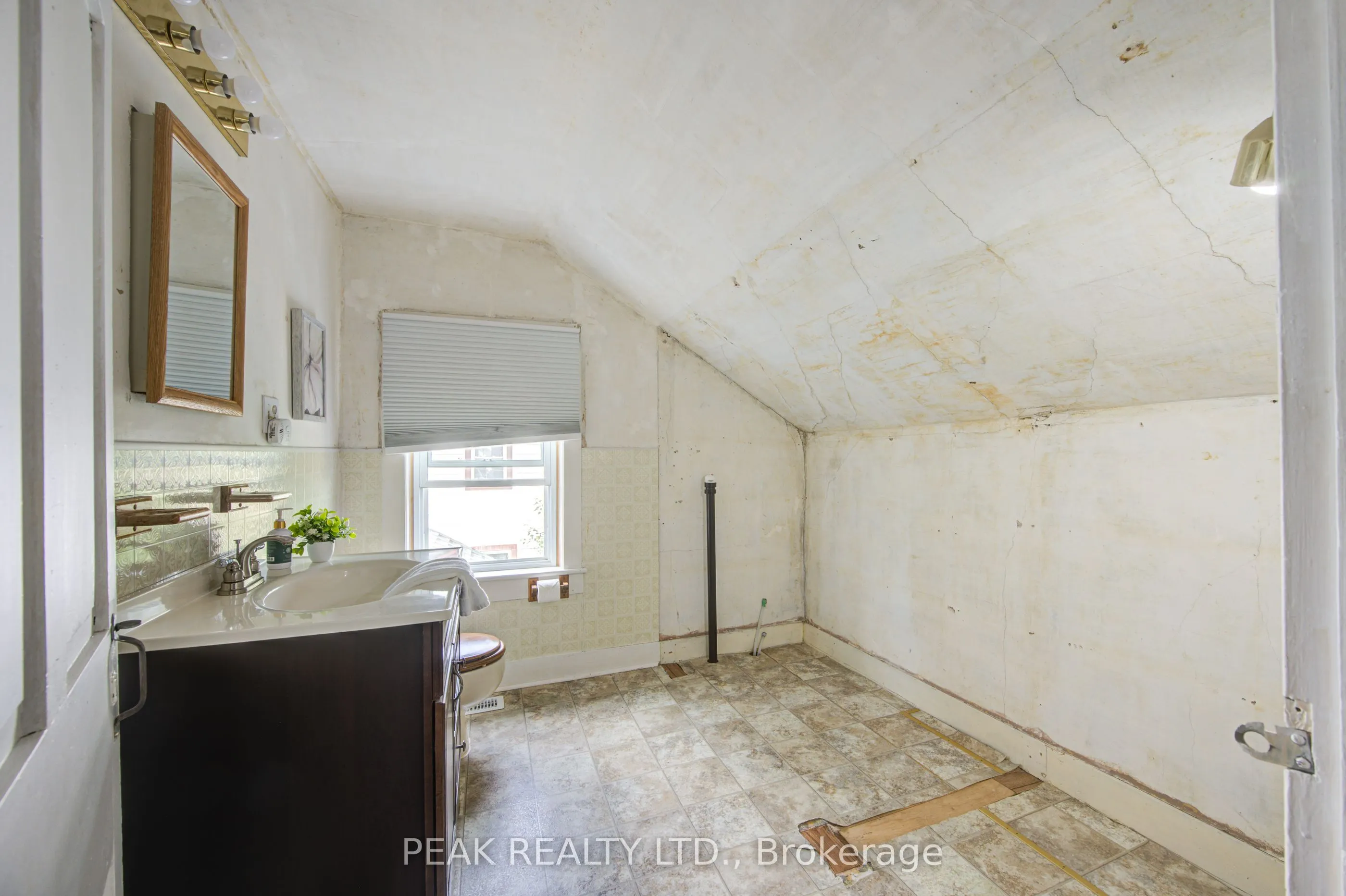 37 Decew Street W