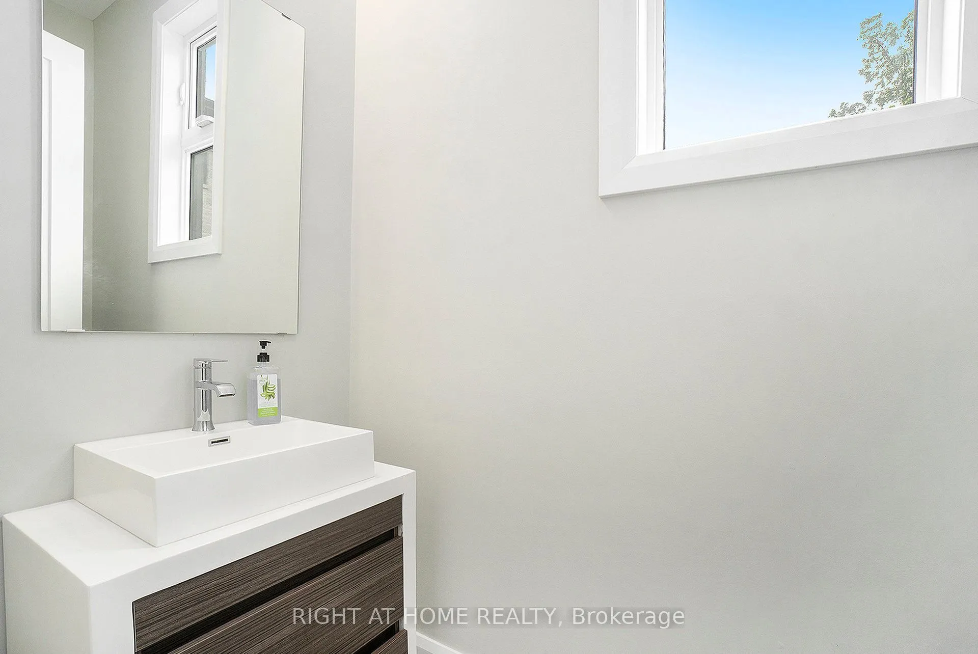 17 Rideau Heights Drive