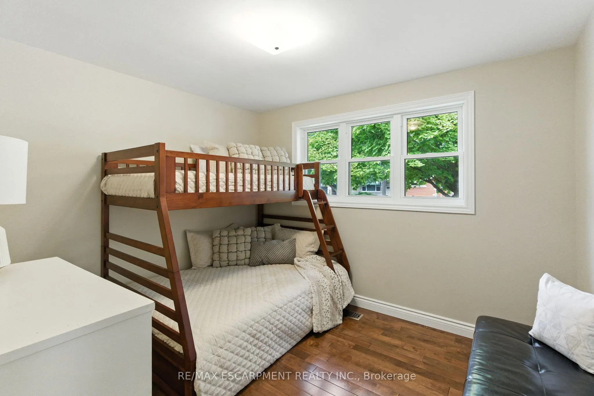 10 SHEFFIELD Avenue