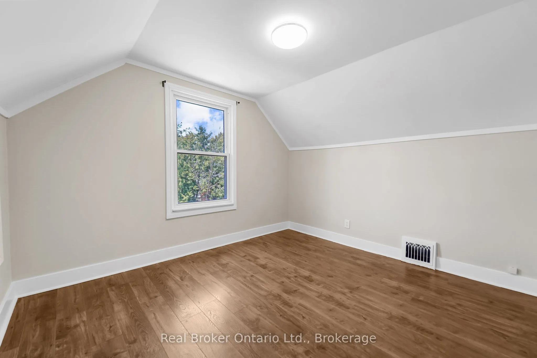 223 BOND Street N, #UPPER