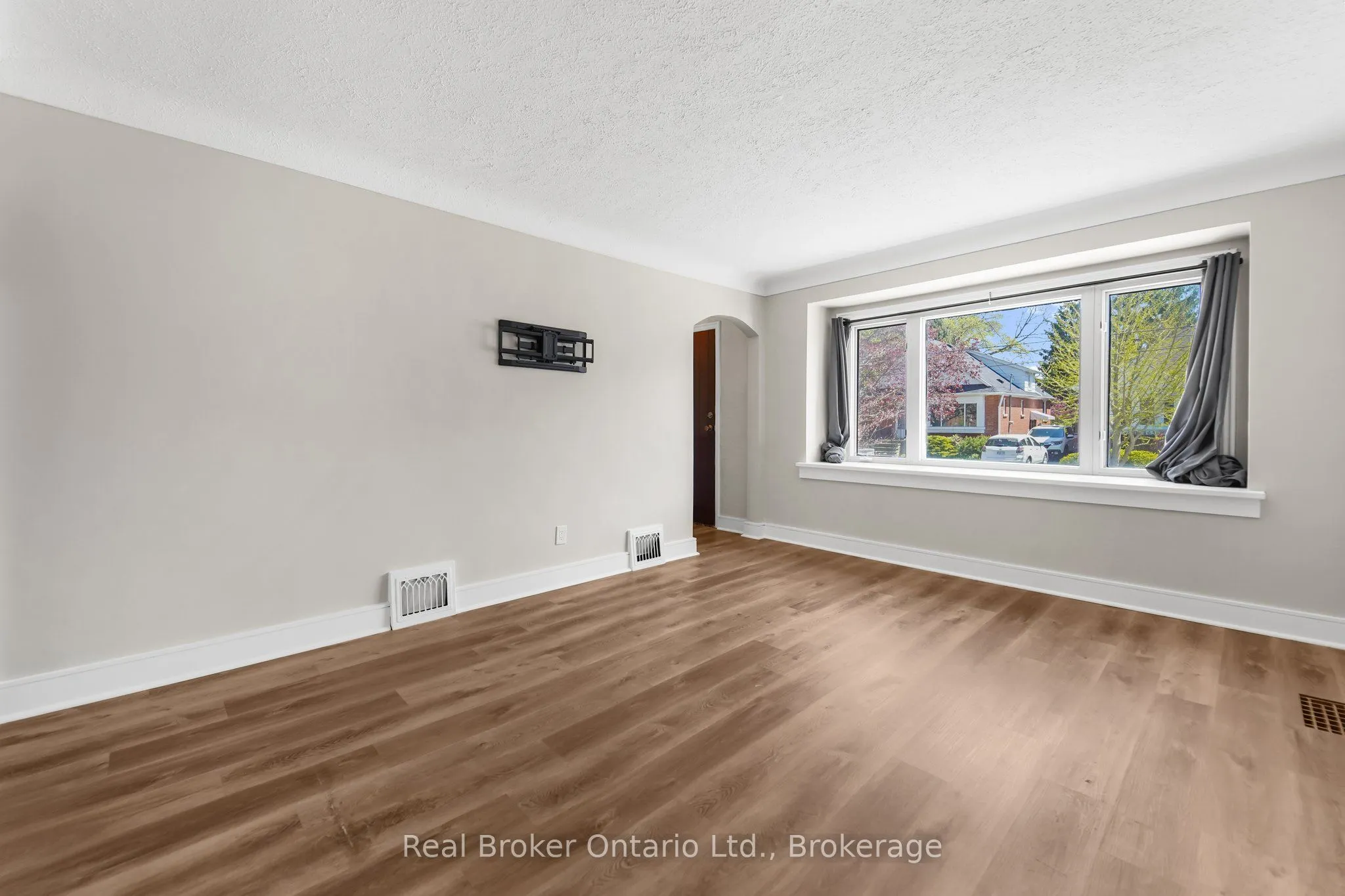 223 BOND Street N, #UPPER