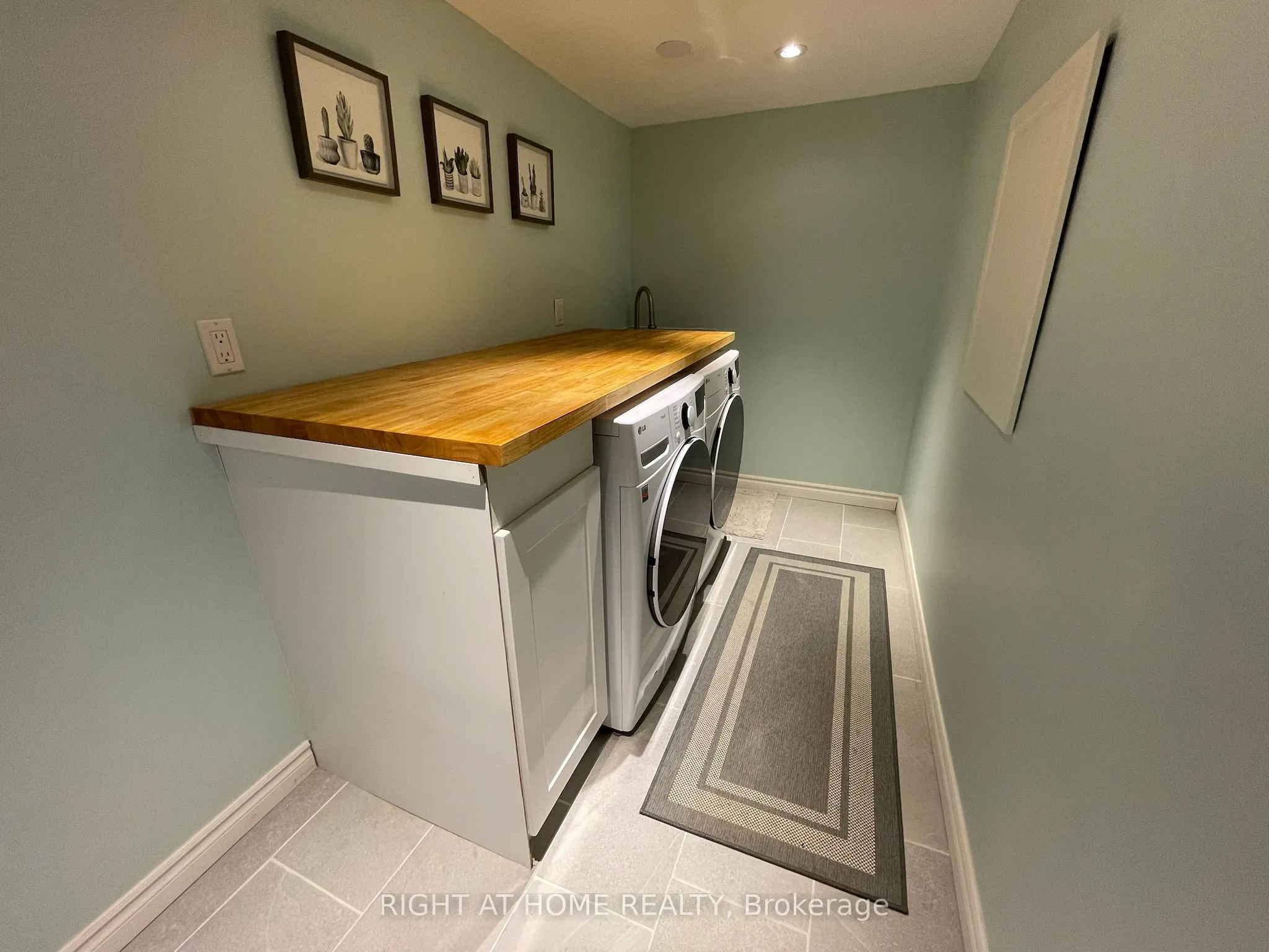 222 Featherstone Crescent
