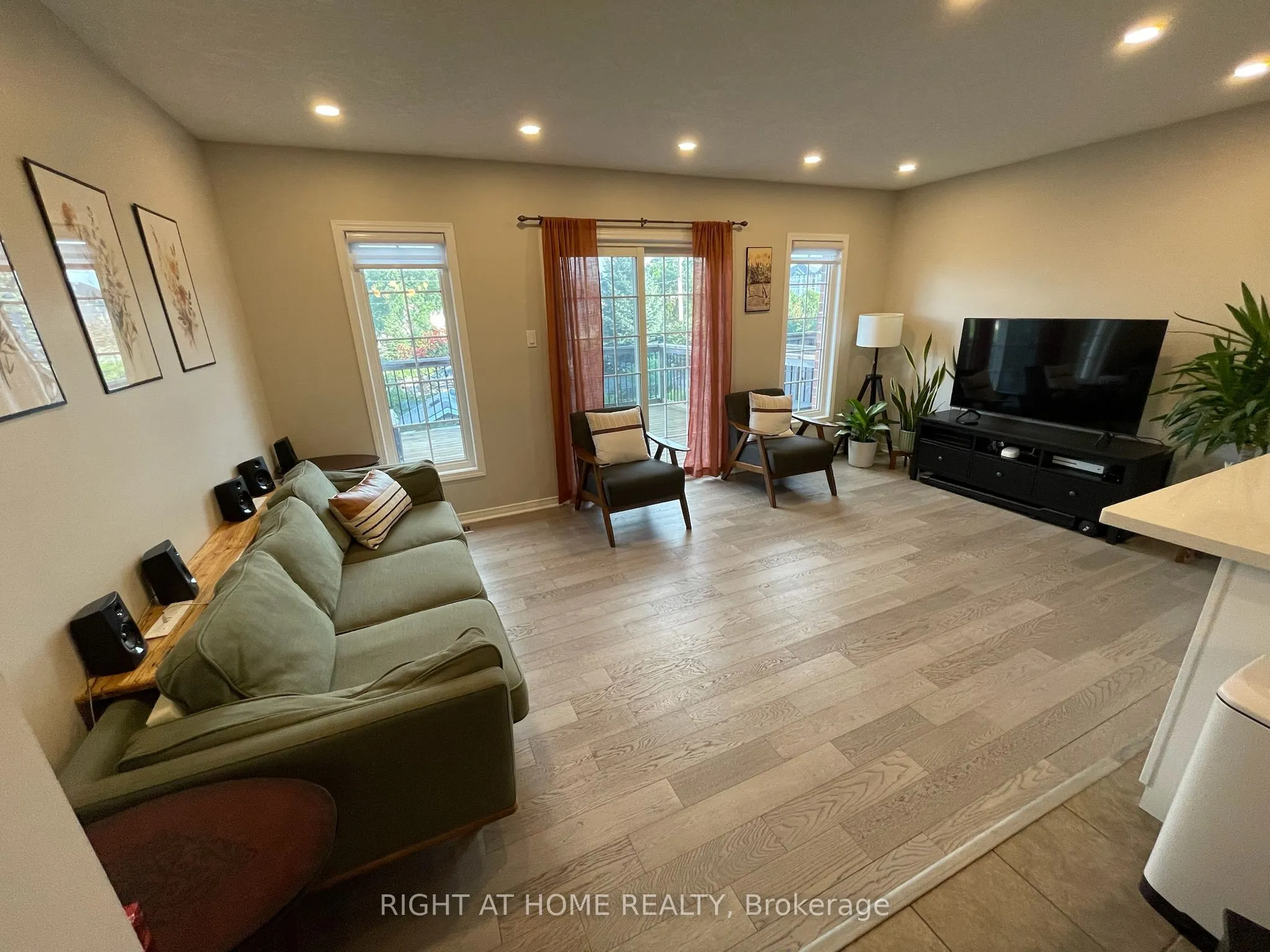222 Featherstone Crescent