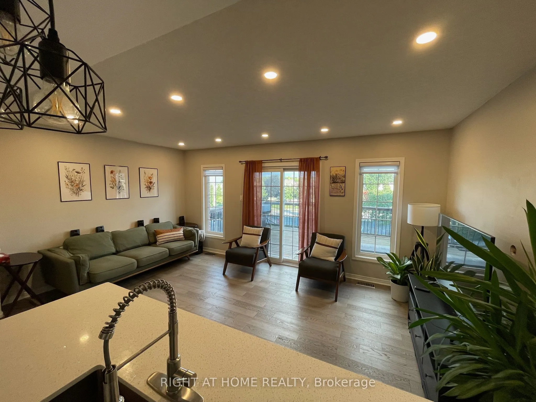 222 Featherstone Crescent