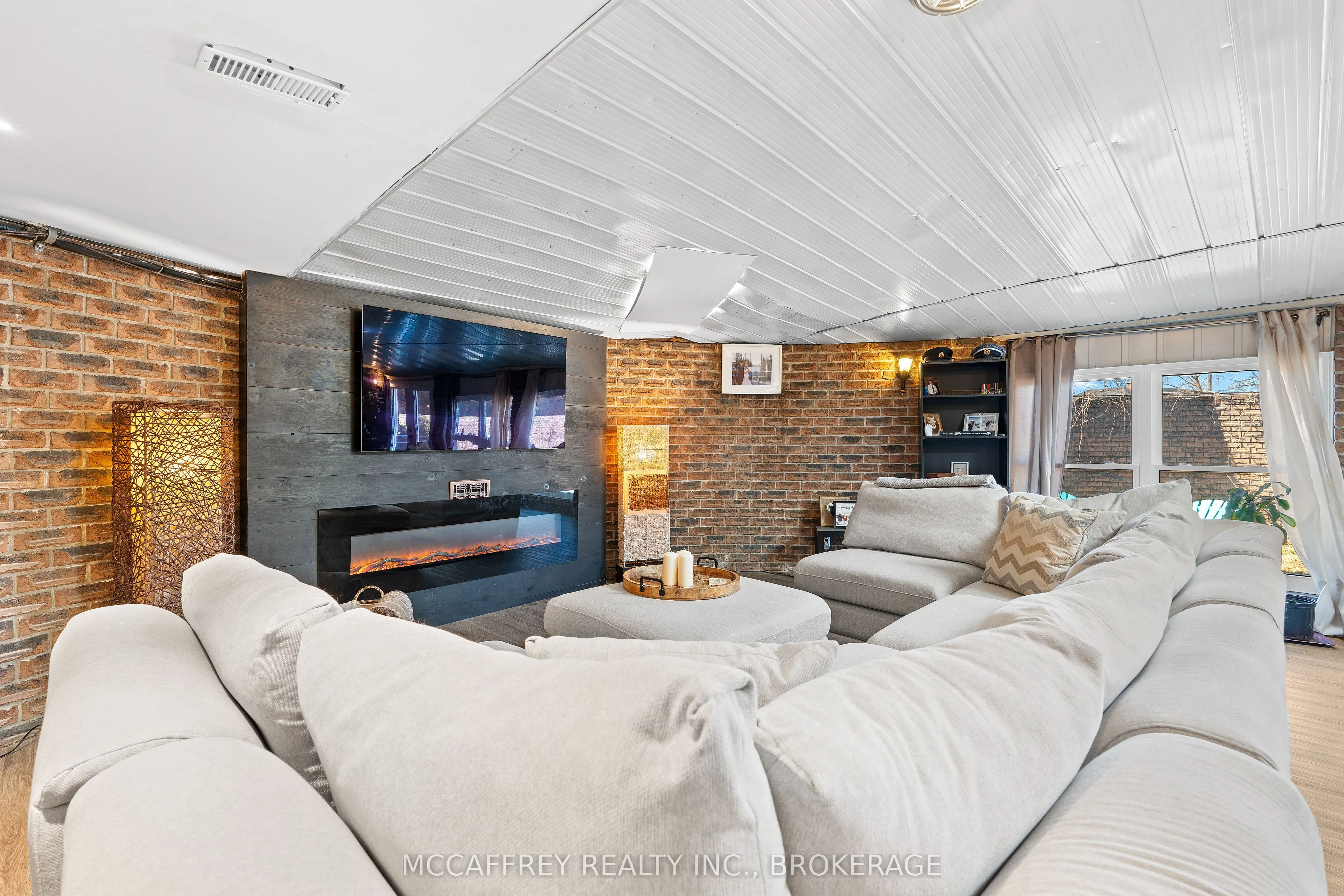 137 Thomas Street W