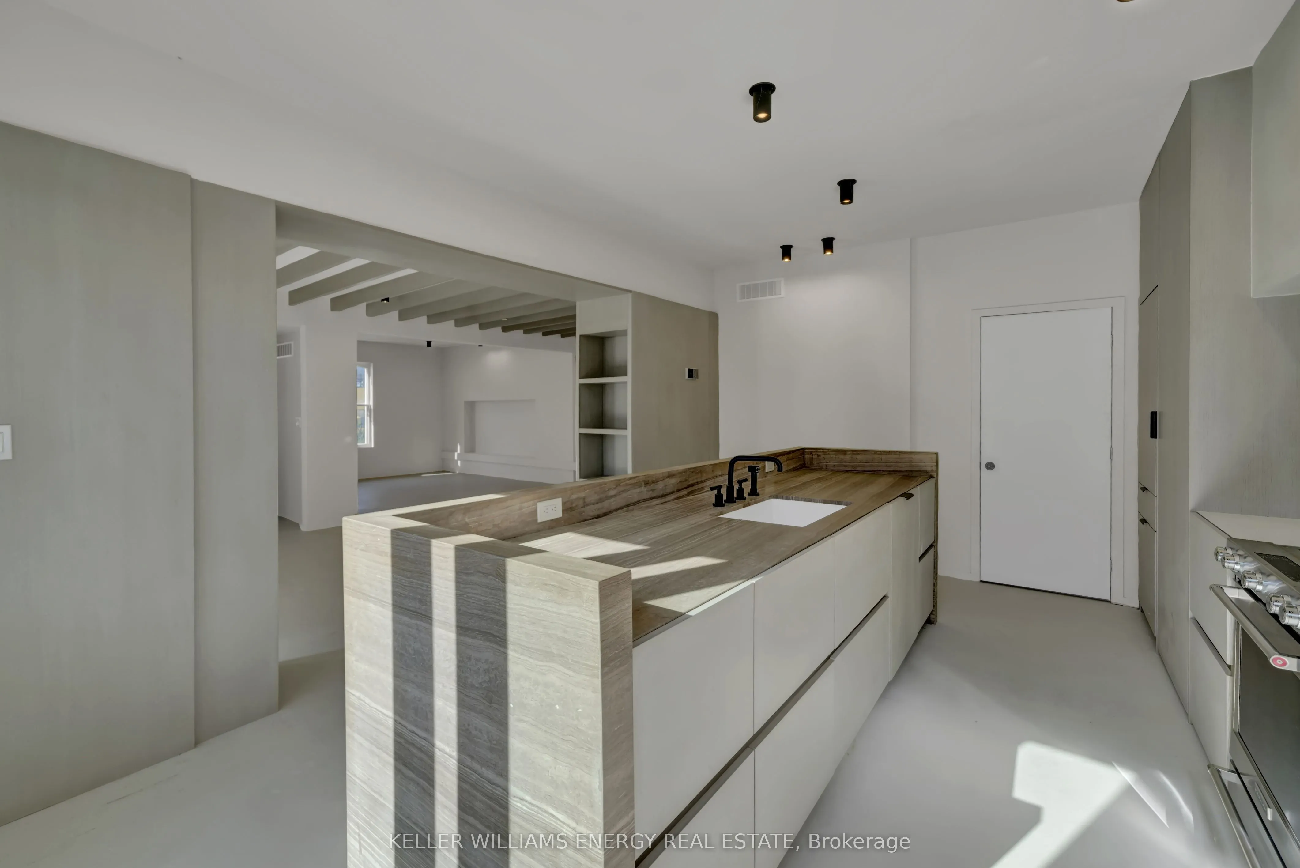 368 Picton Main Street N