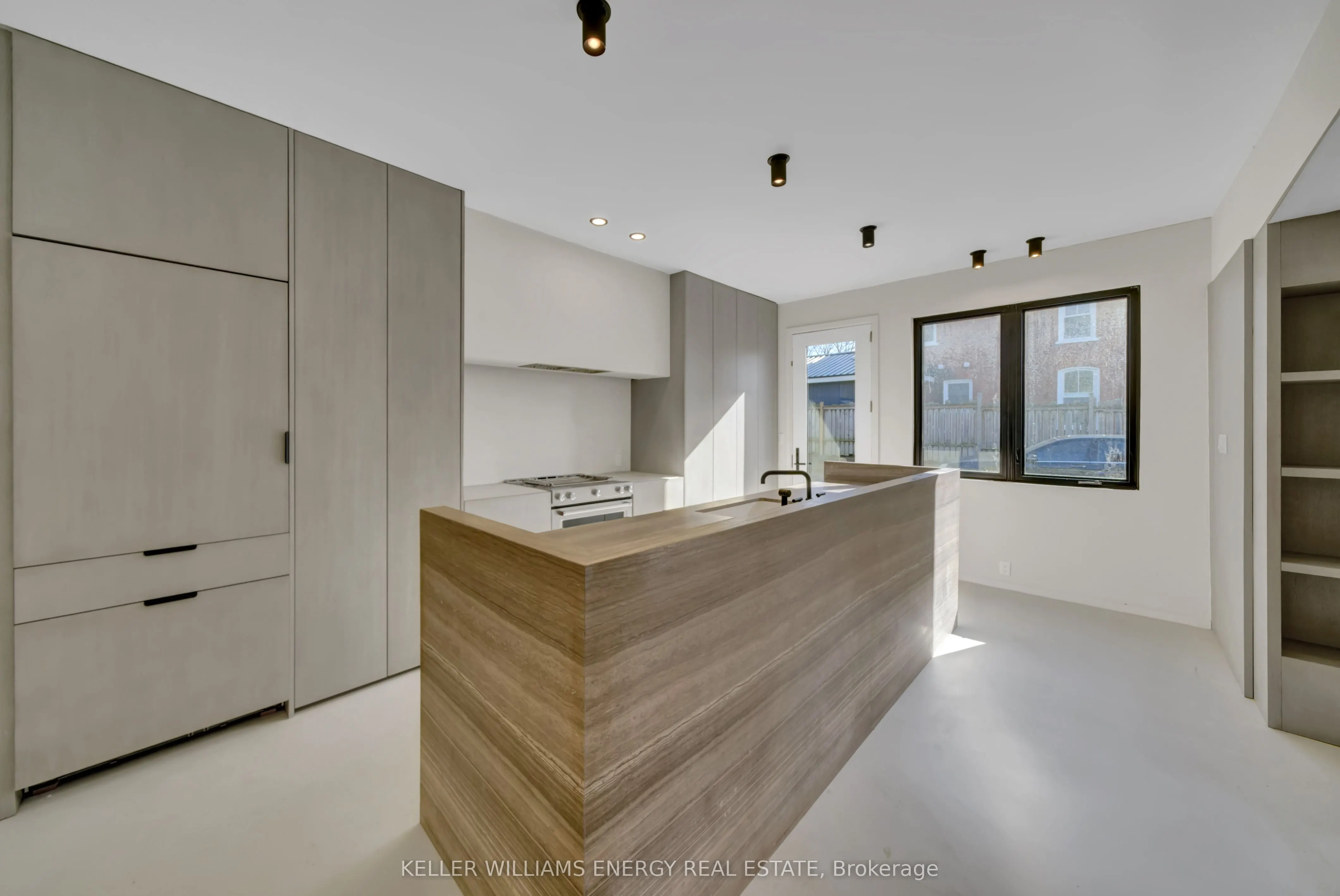 368 Picton Main Street N