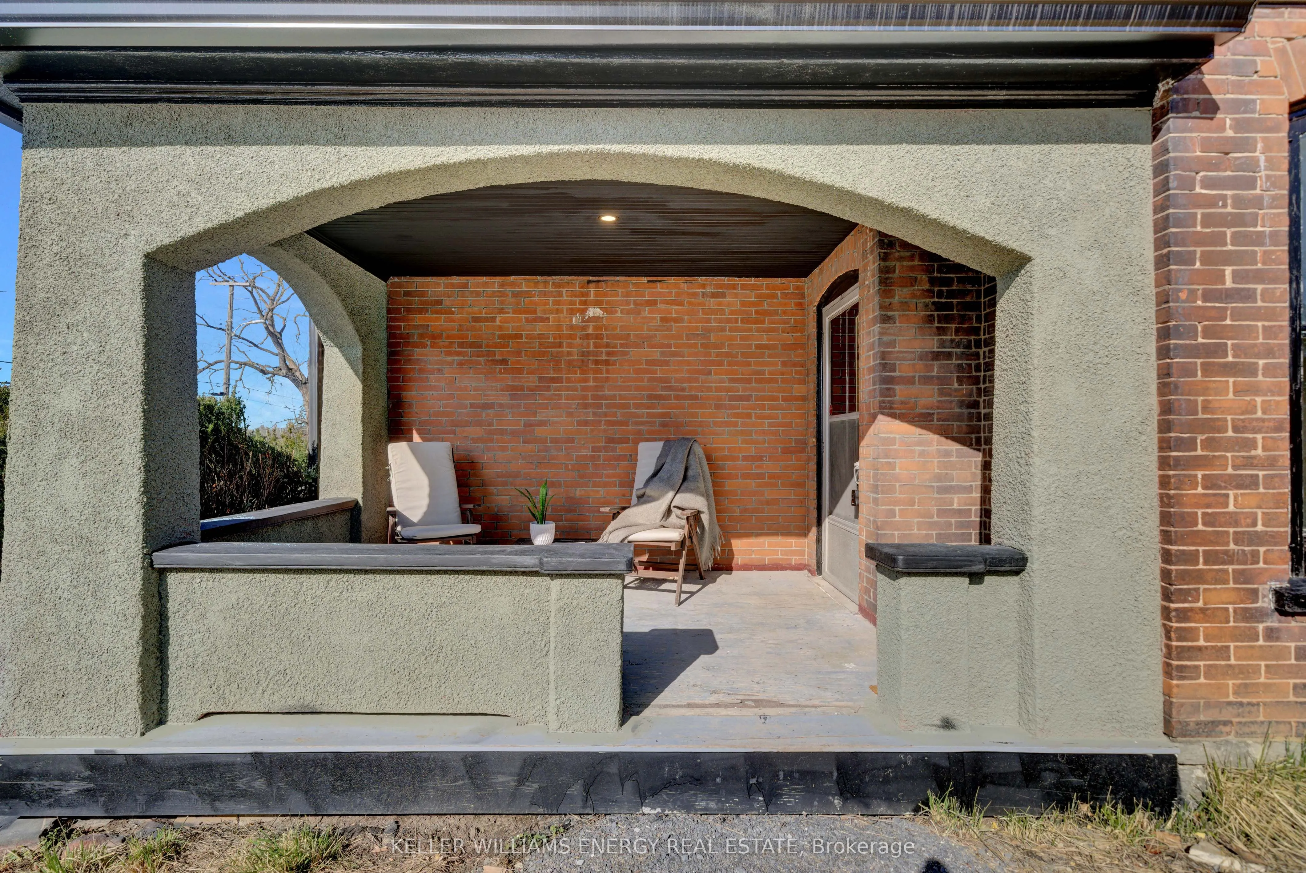 368 Picton Main Street N