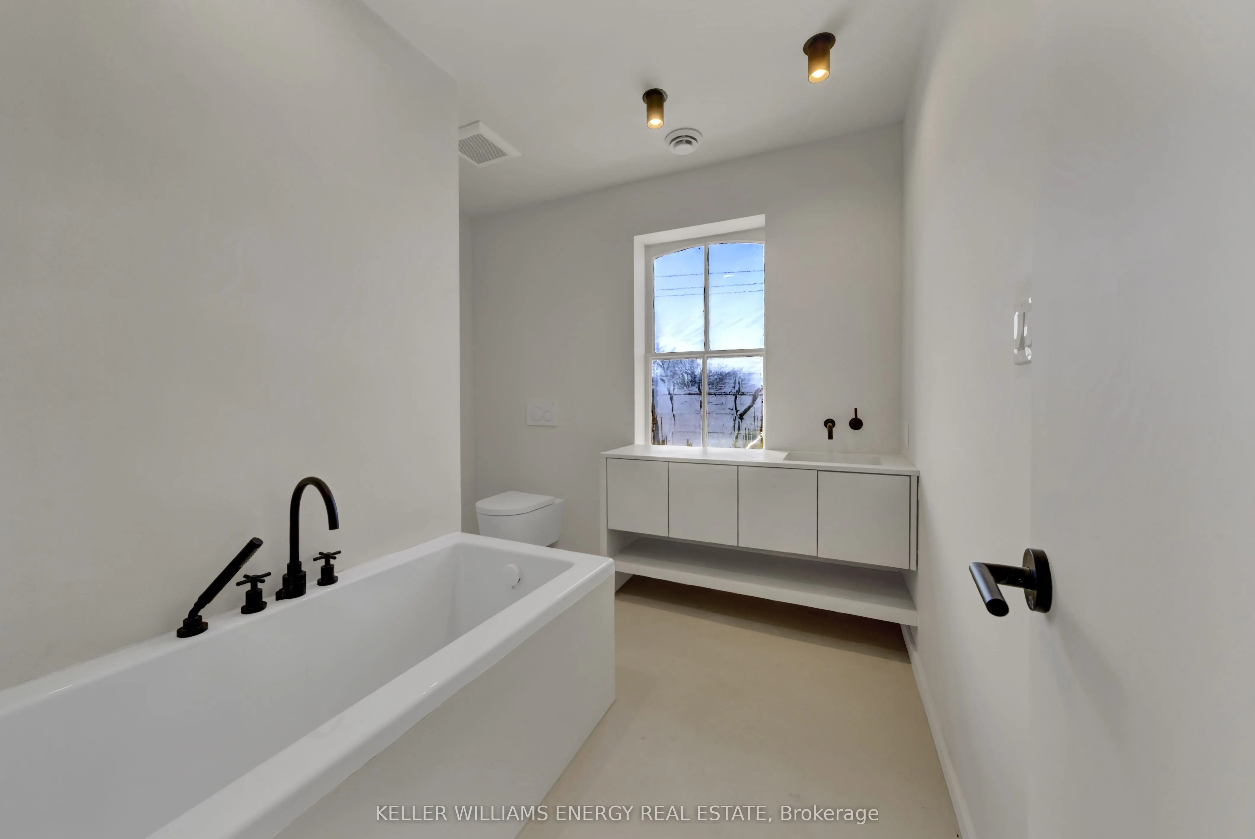 368 Picton Main Street N