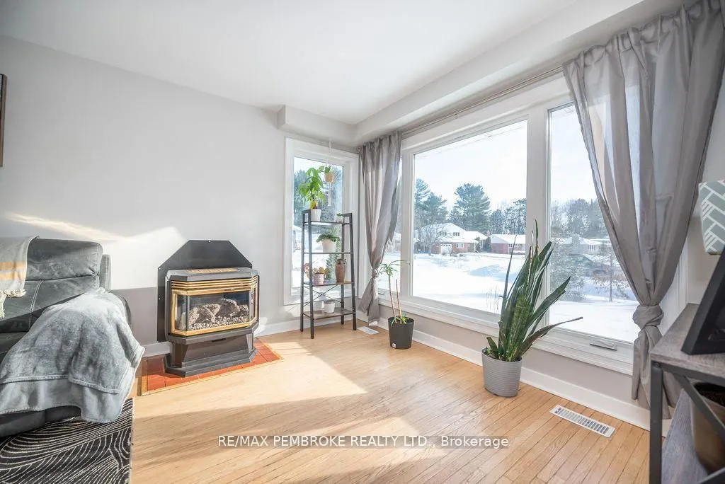 13 Highland Crescent