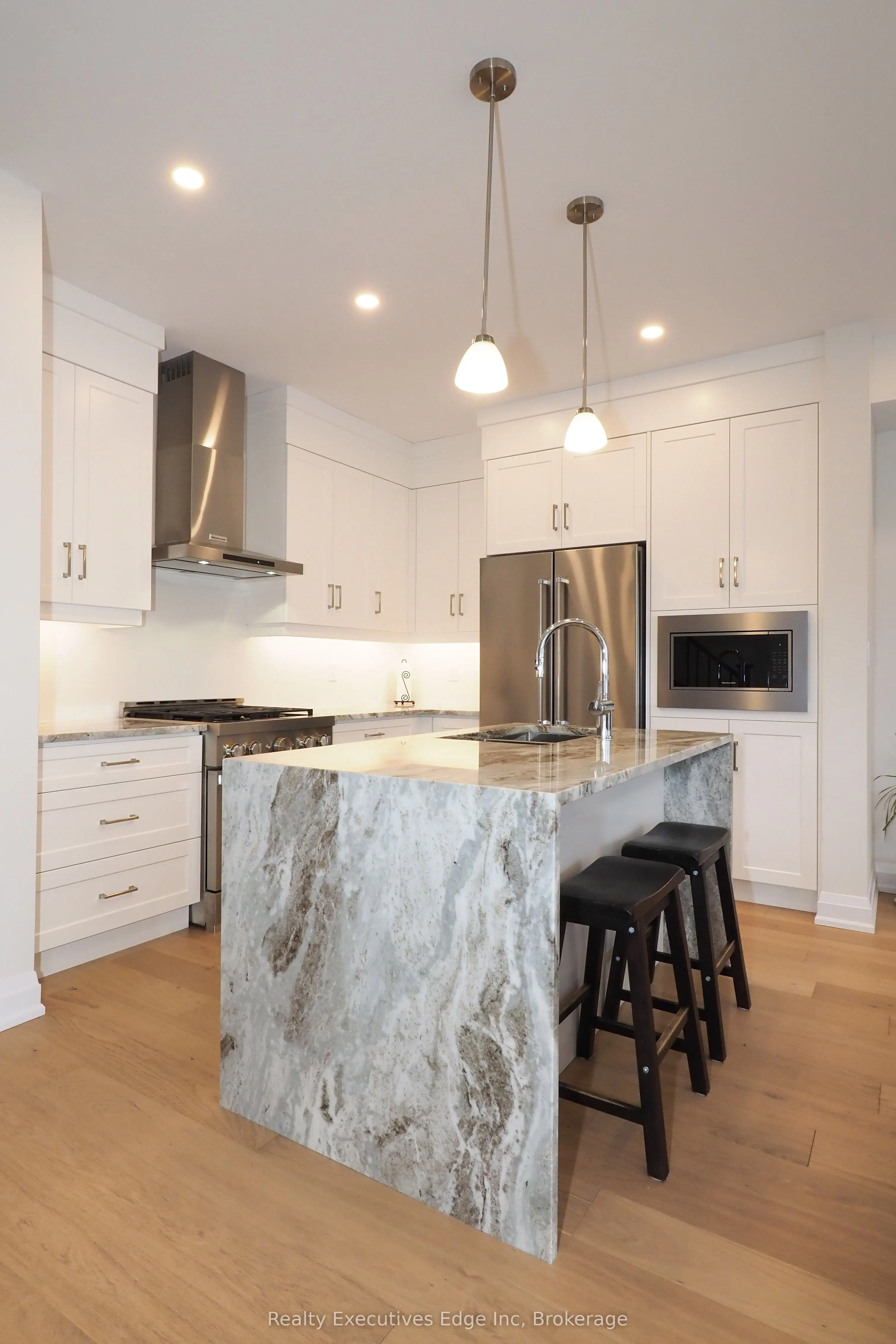 675 Victoria Road N, #16