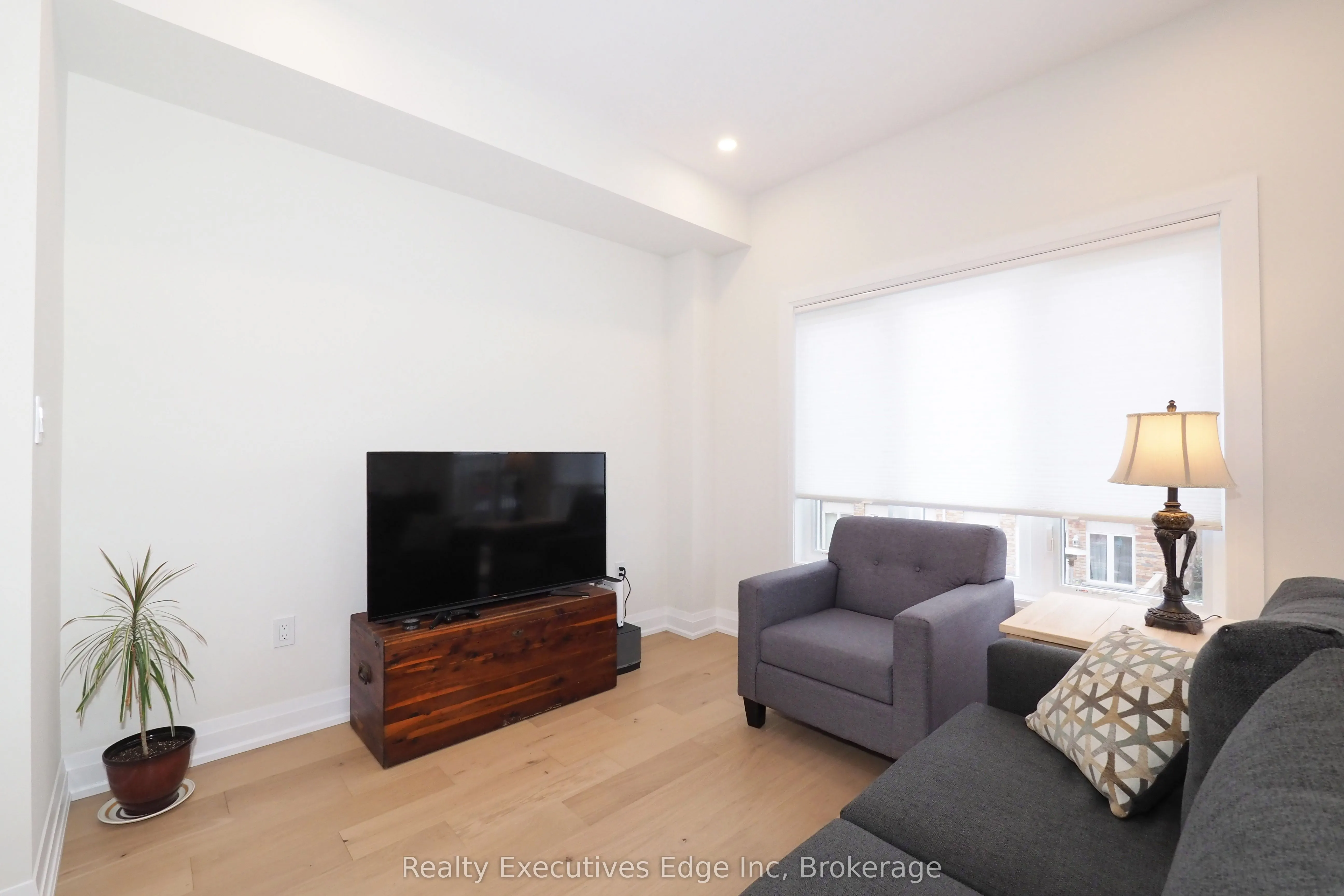 675 Victoria Road N, #16