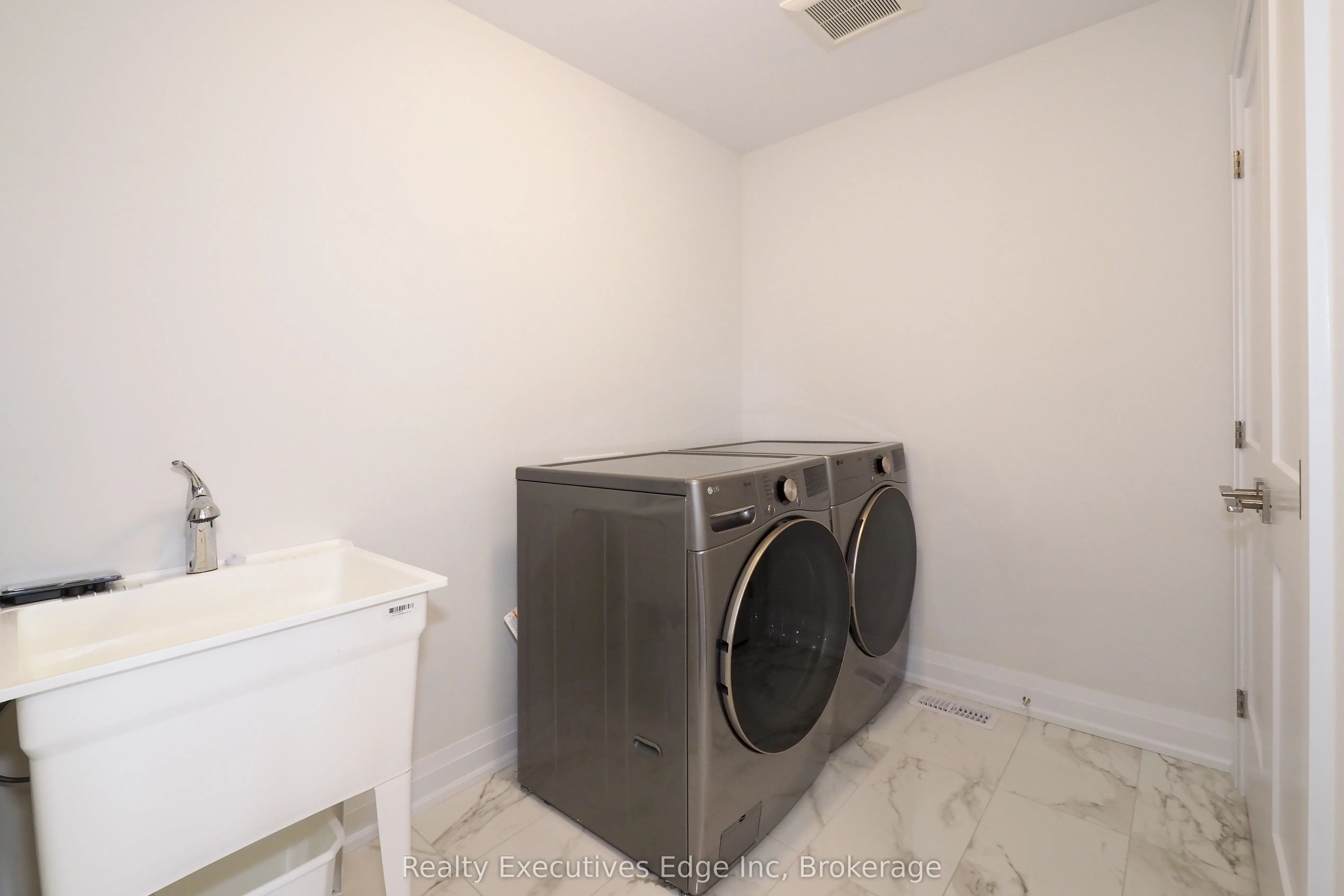 675 Victoria Road N, #16