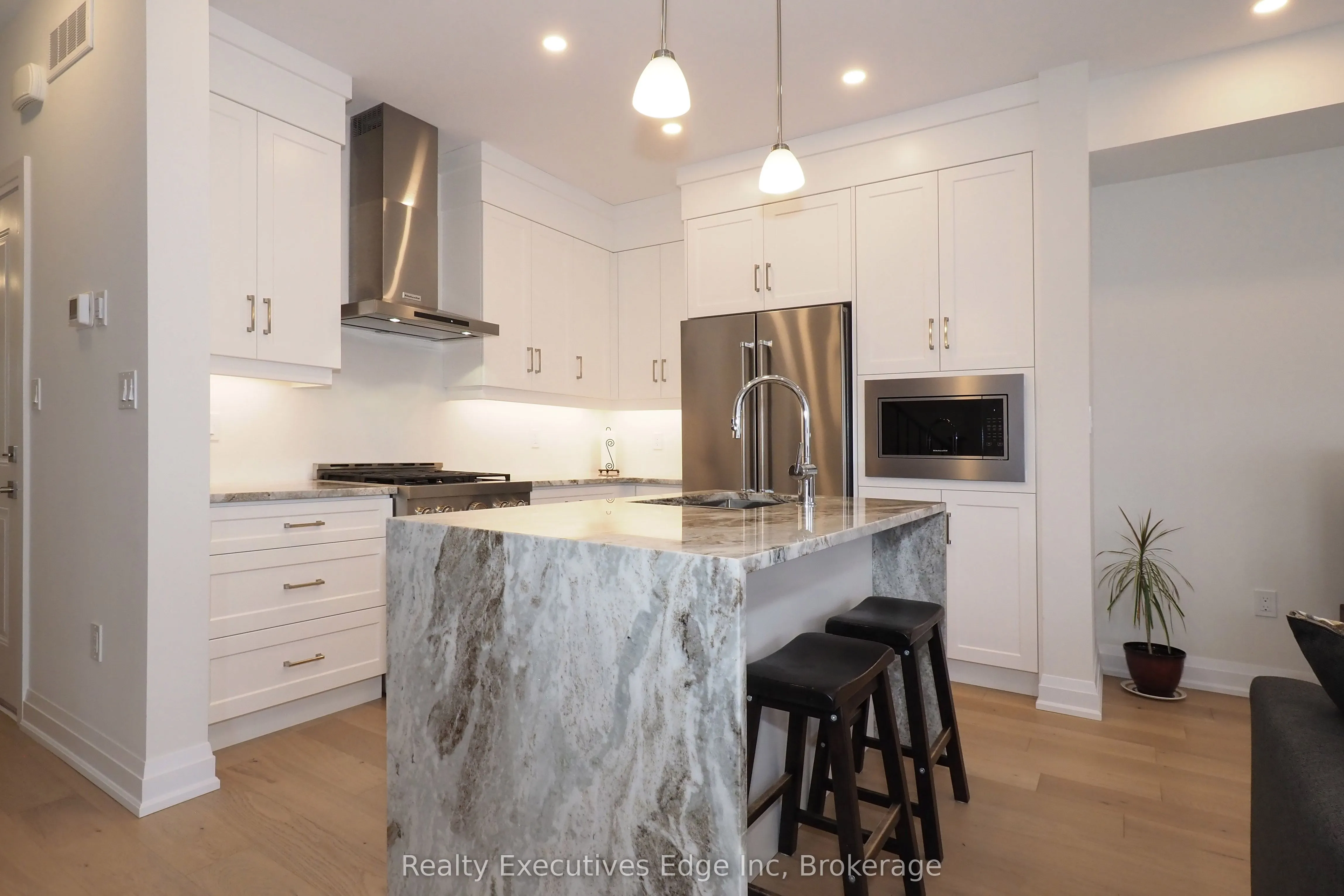 675 Victoria Road N, #16