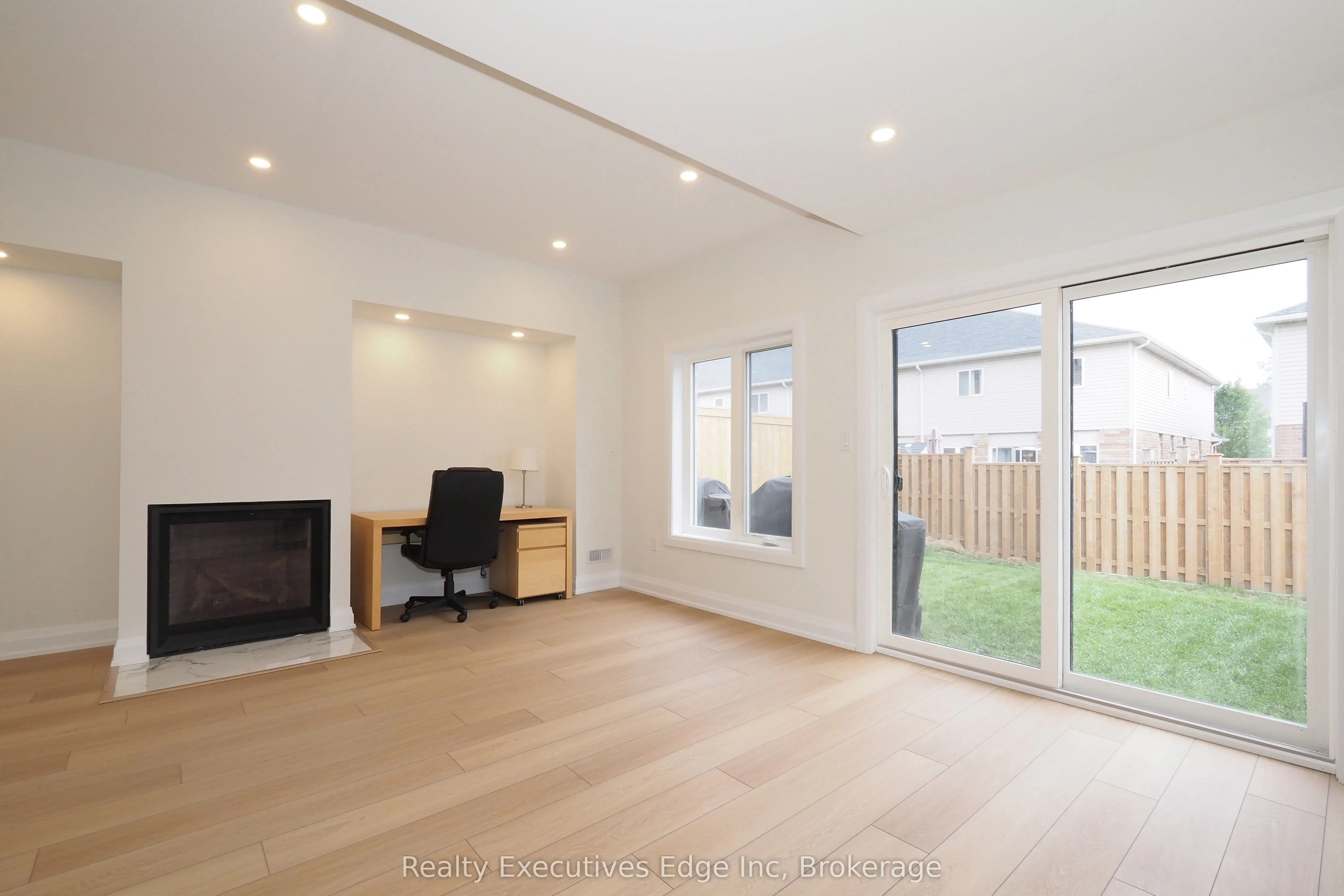 675 Victoria Road N, #16