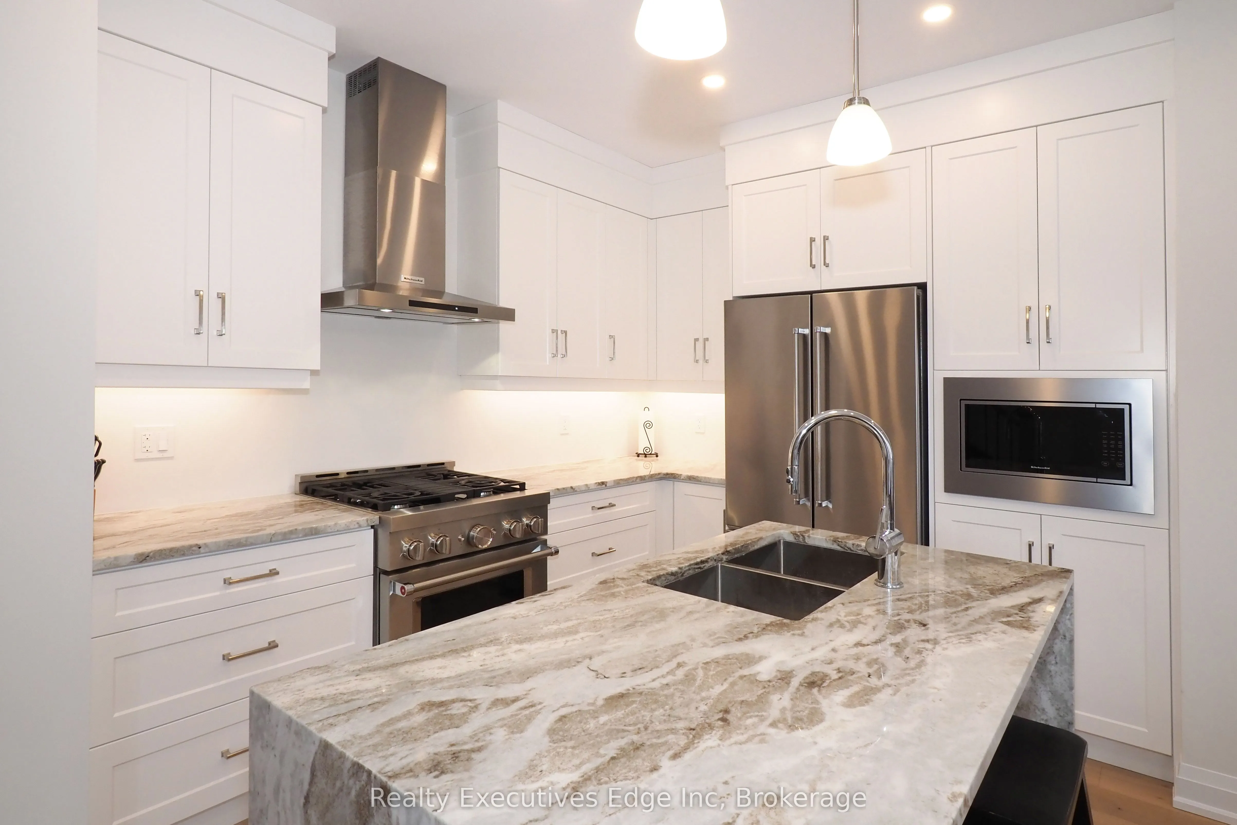 675 Victoria Road N, #16