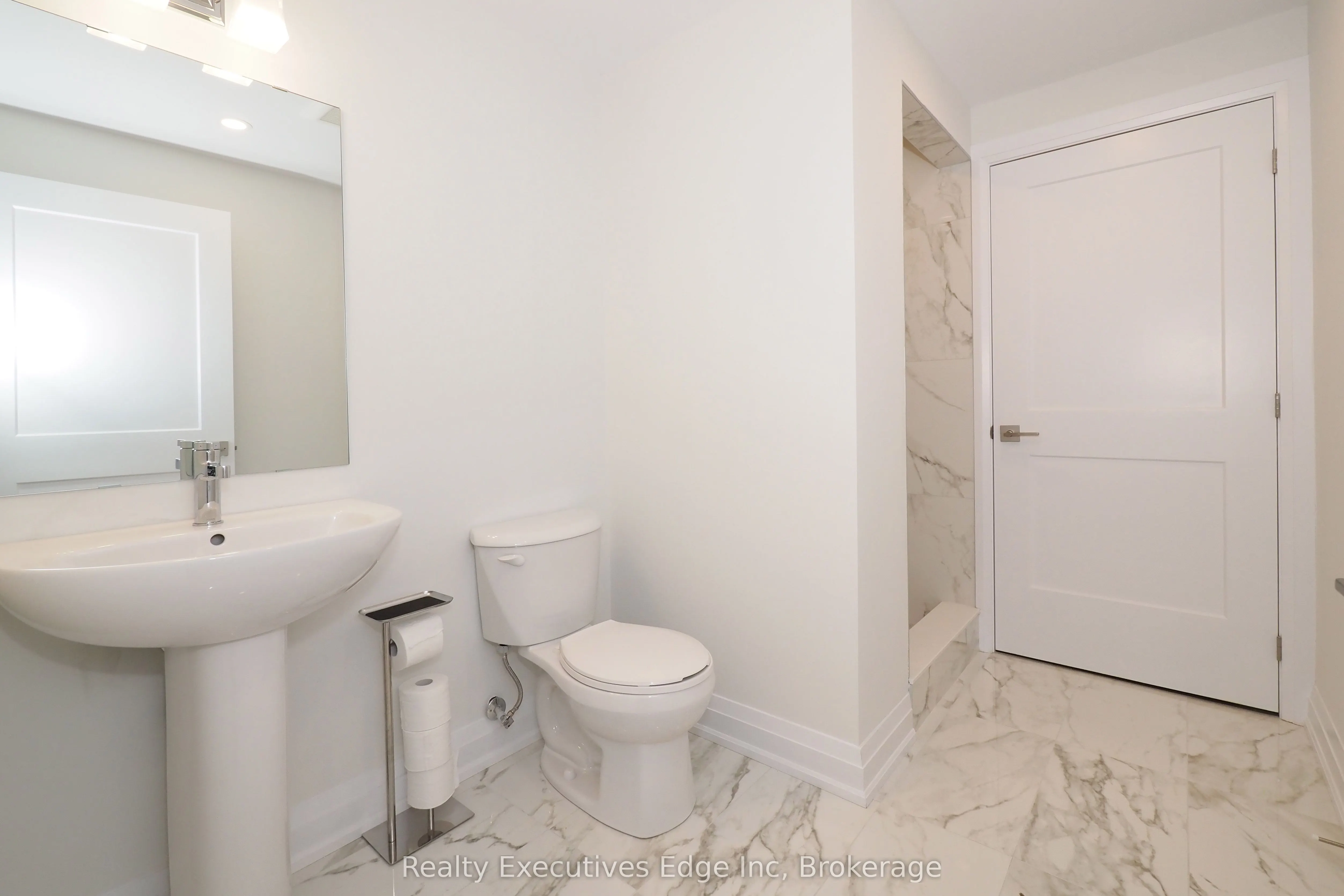675 Victoria Road N, #16