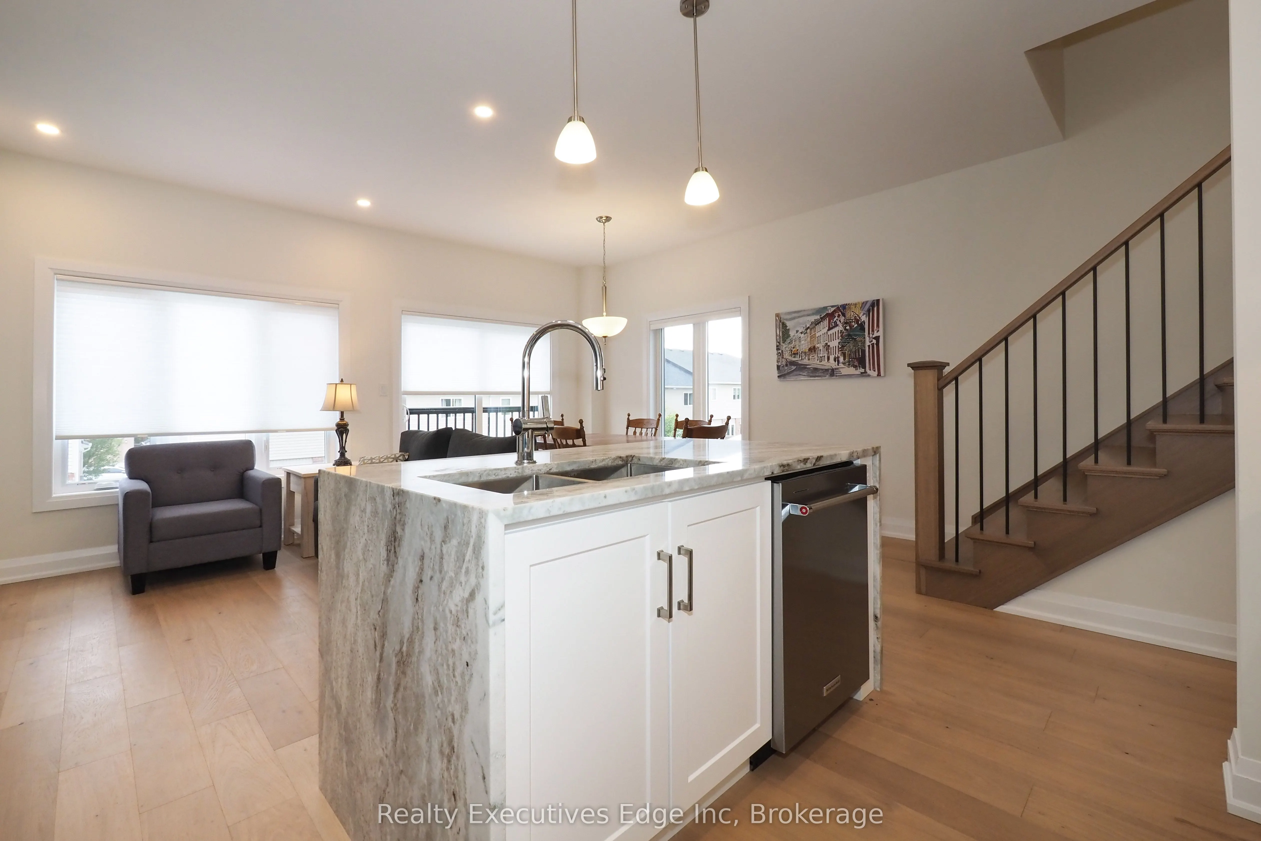 675 Victoria Road N, #16