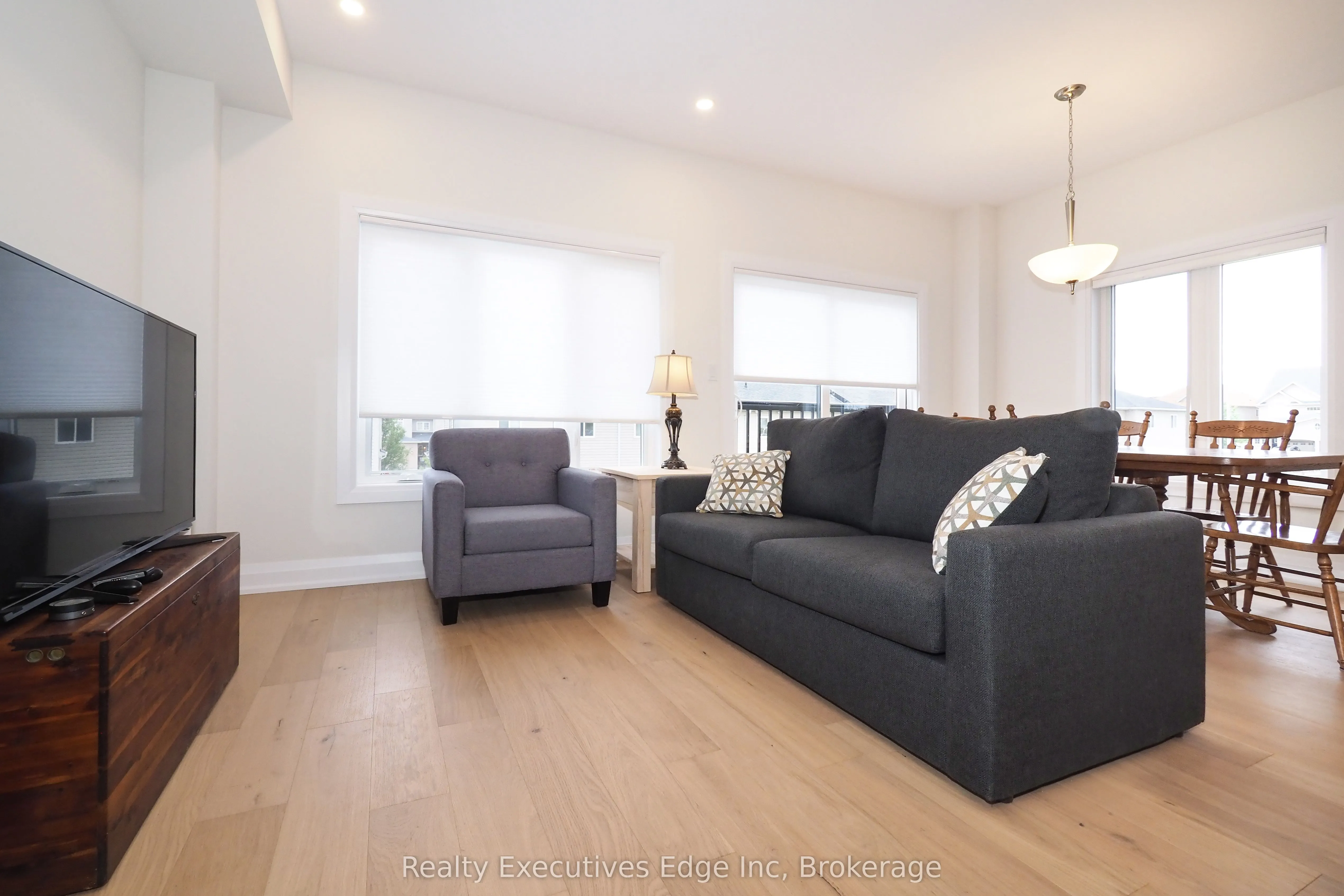 675 Victoria Road N, #16