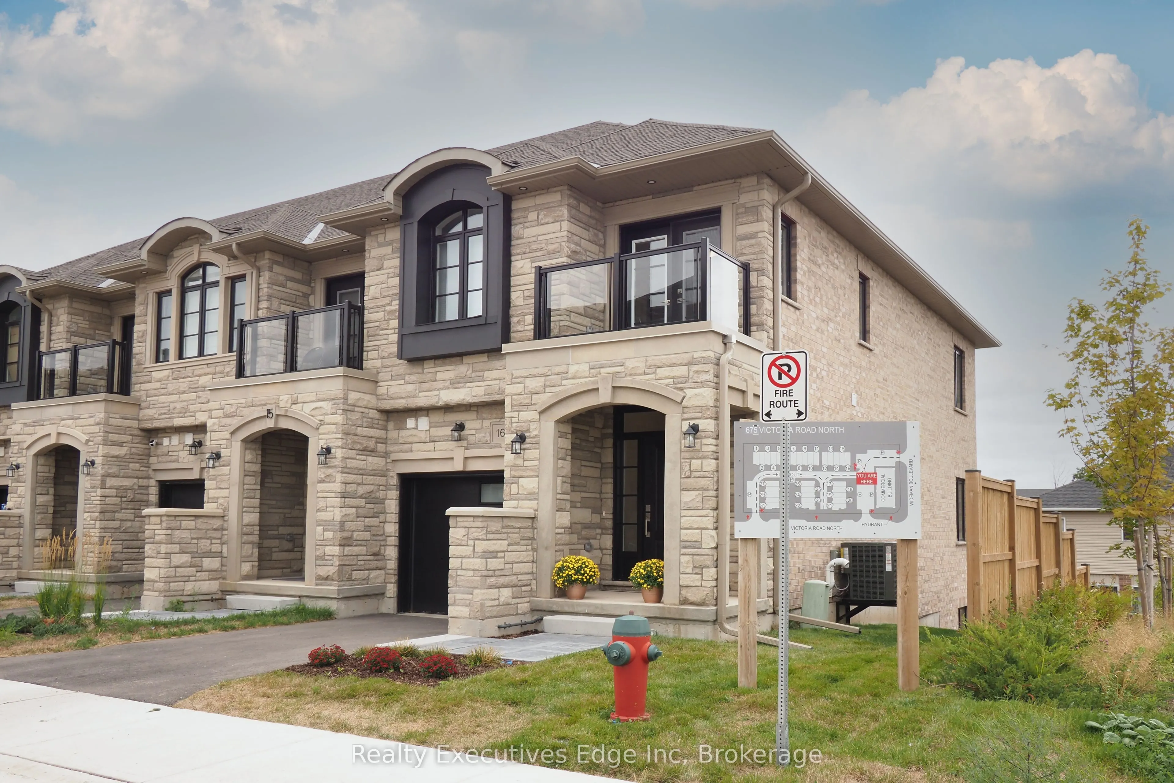 675 Victoria Road N, #16