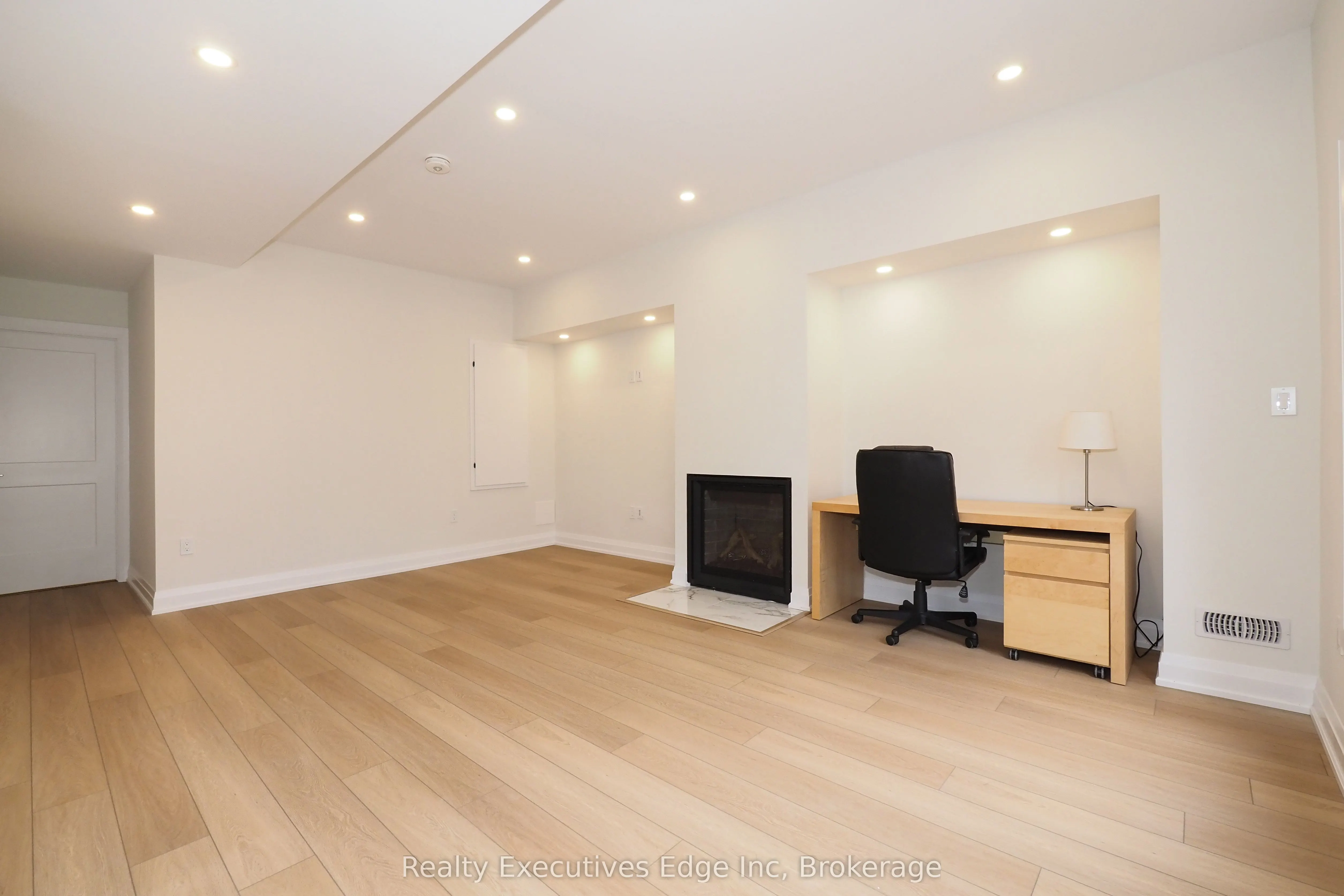 675 Victoria Road N, #16