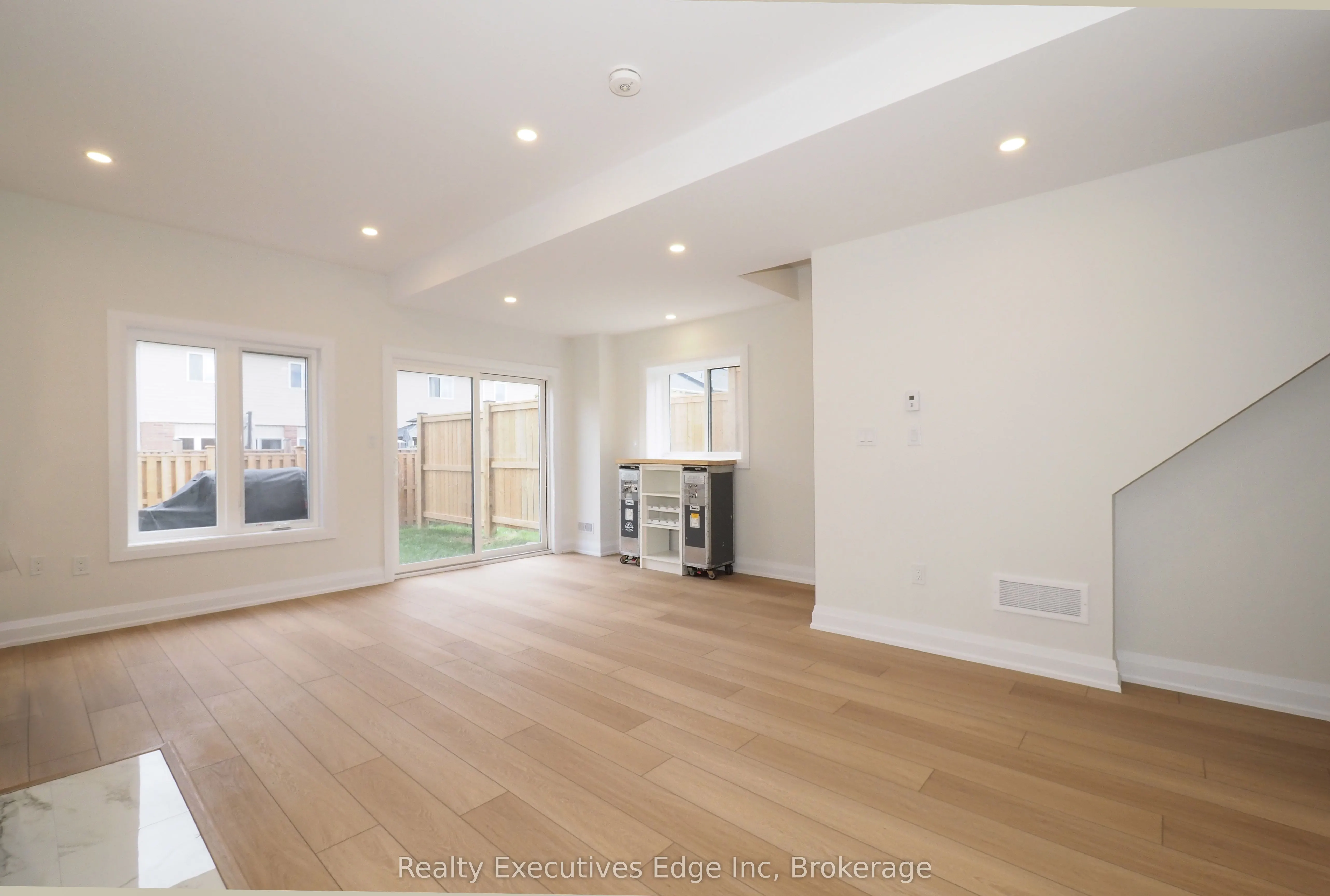 675 Victoria Road N, #16