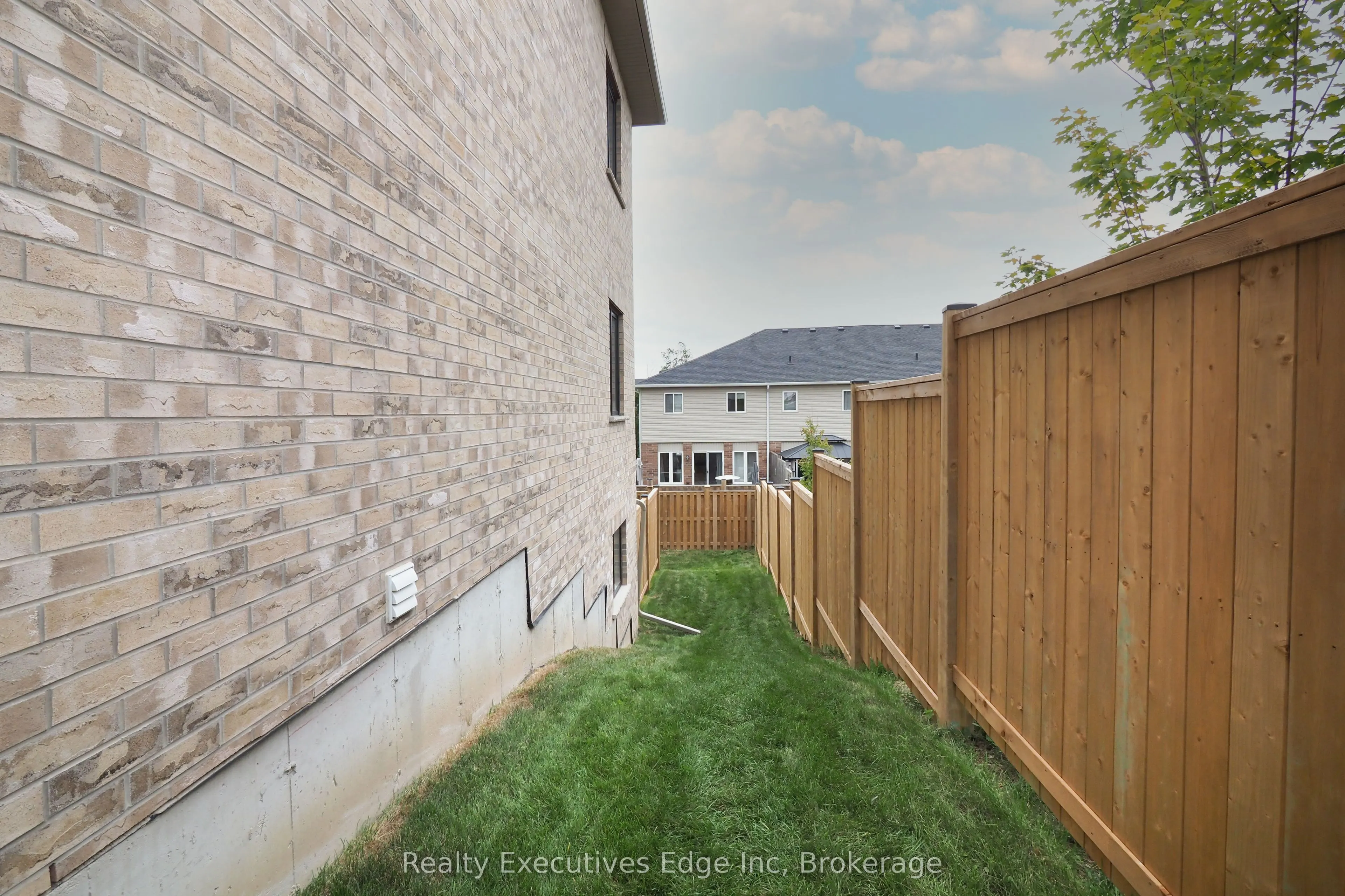 675 Victoria Road N, #16