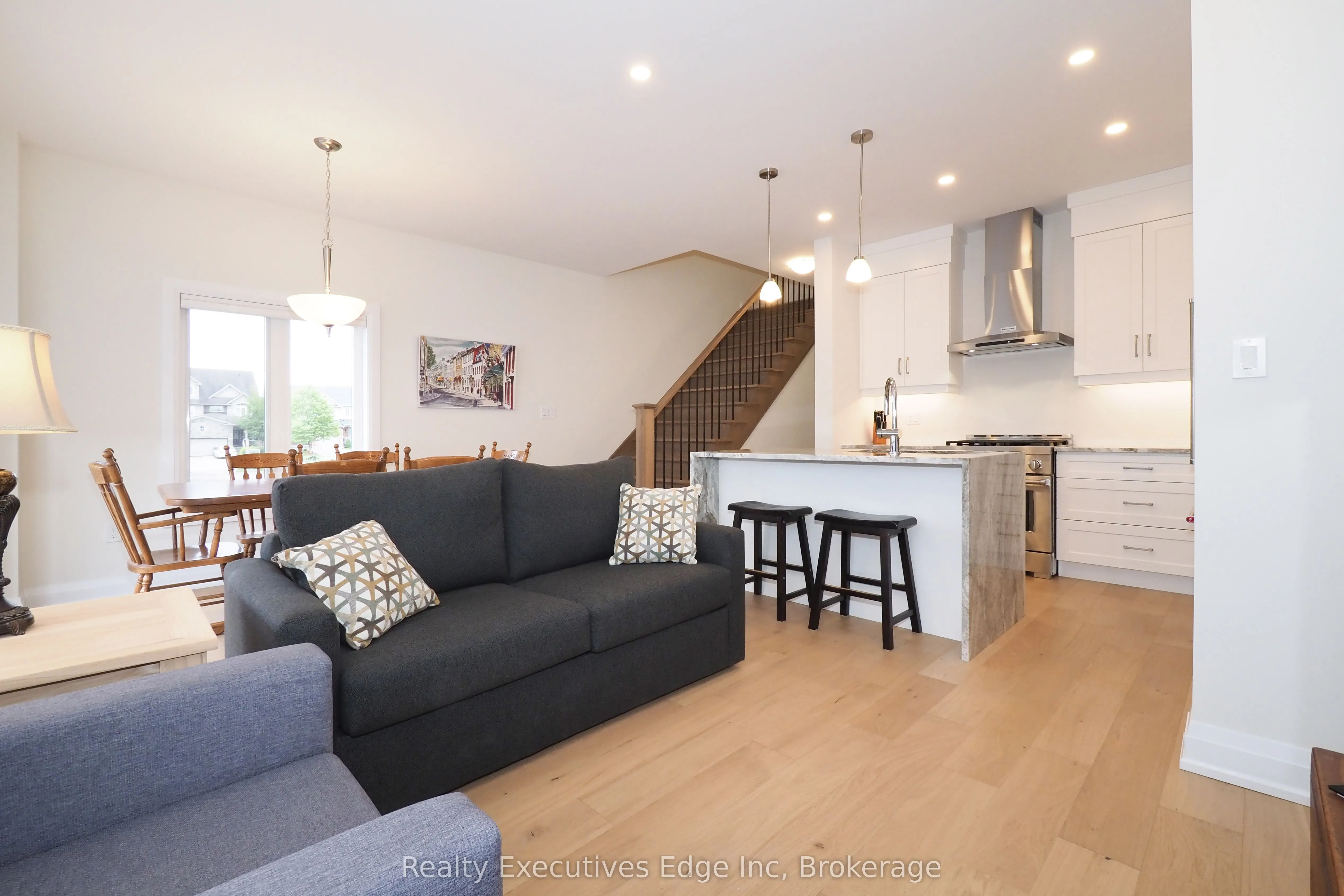 675 Victoria Road N, #16