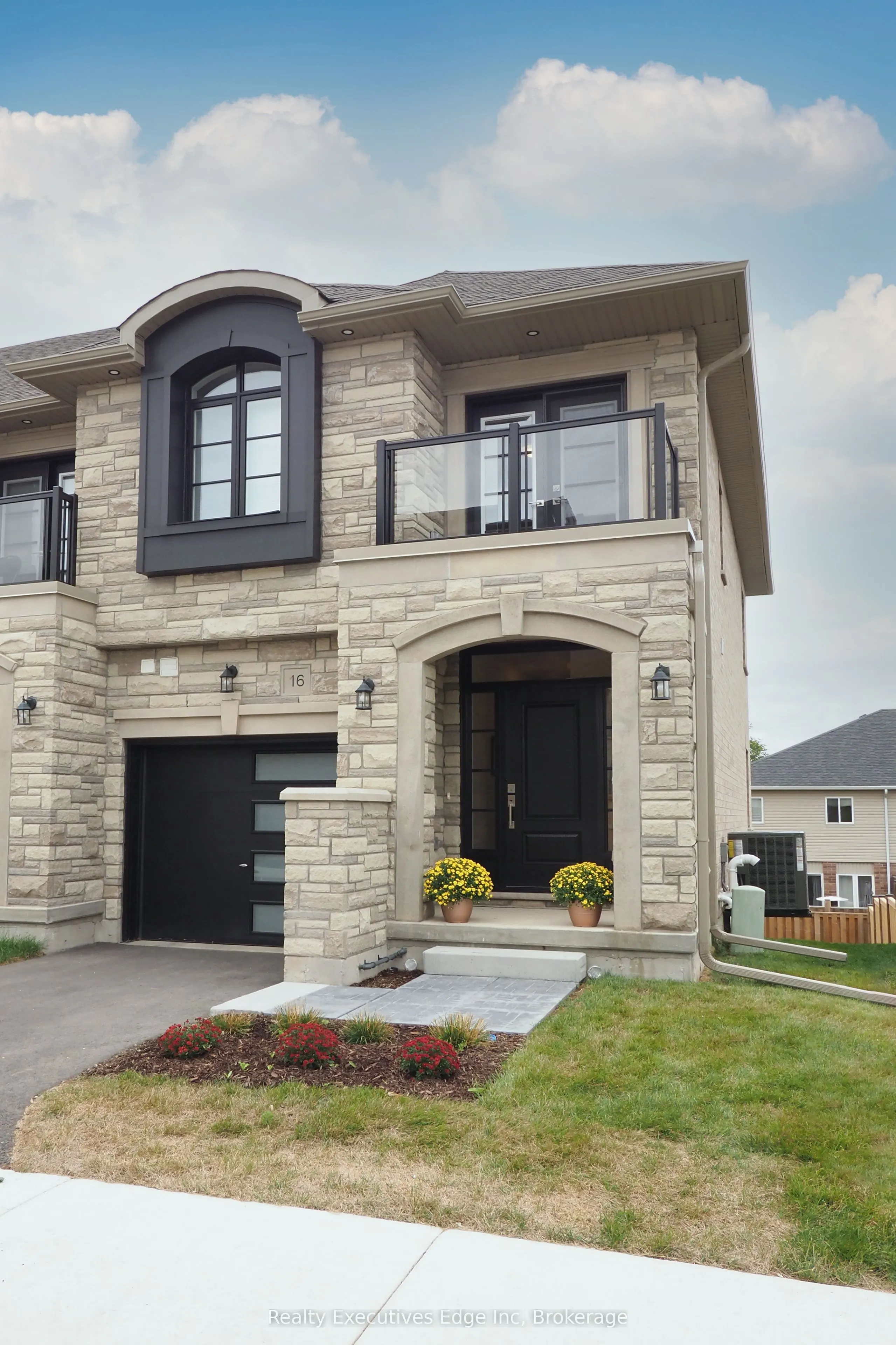 675 Victoria Road N, #16