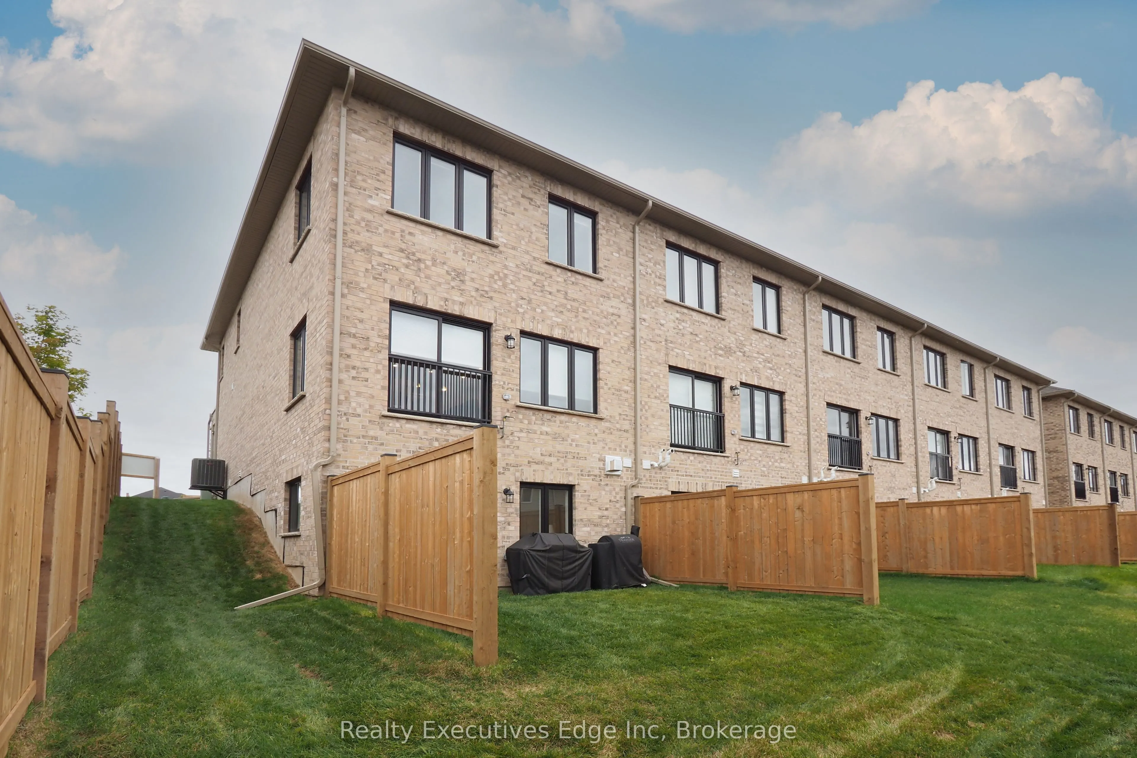 675 Victoria Road N, #16