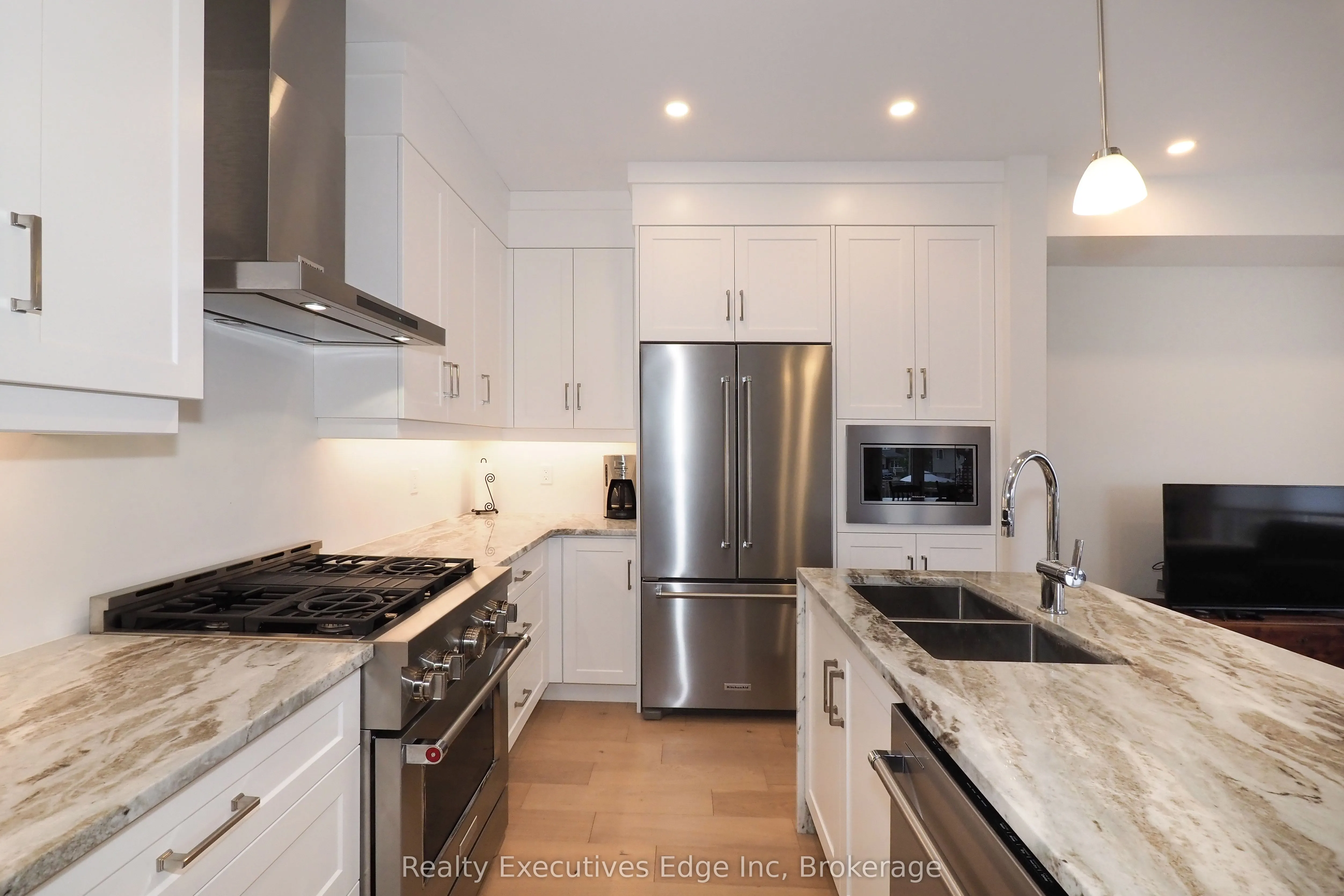 675 Victoria Road N, #16