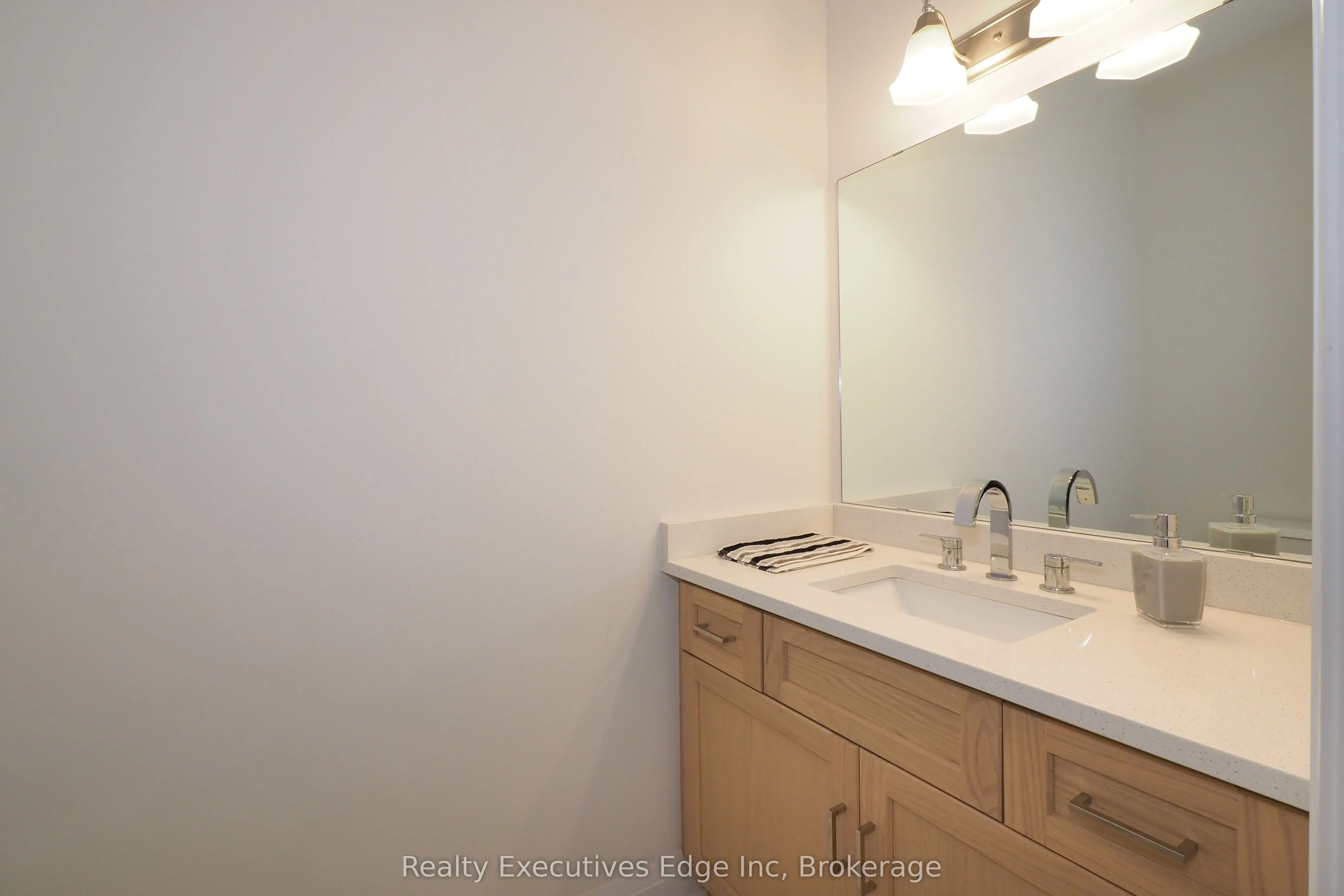 675 Victoria Road N, #16