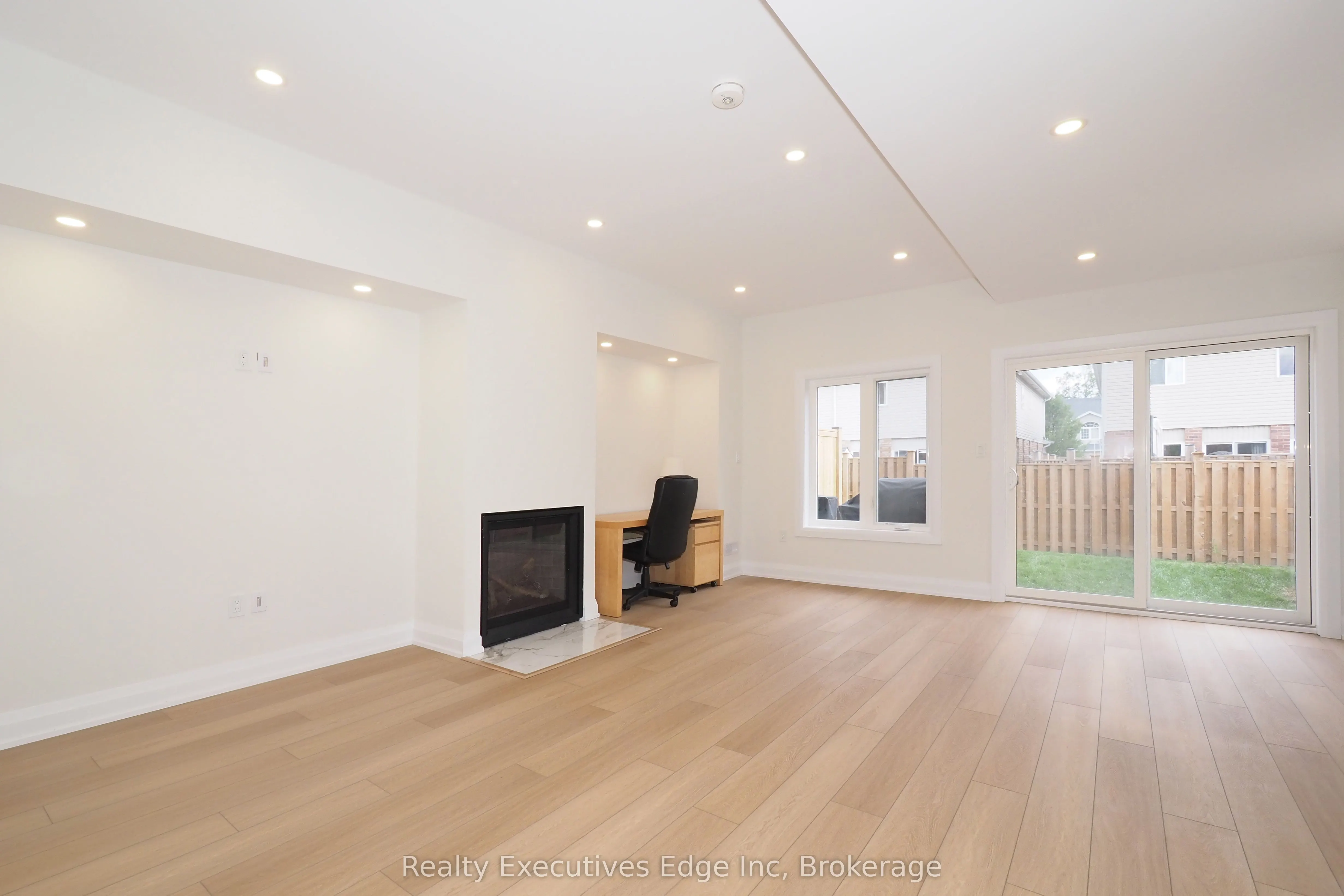 675 Victoria Road N, #16