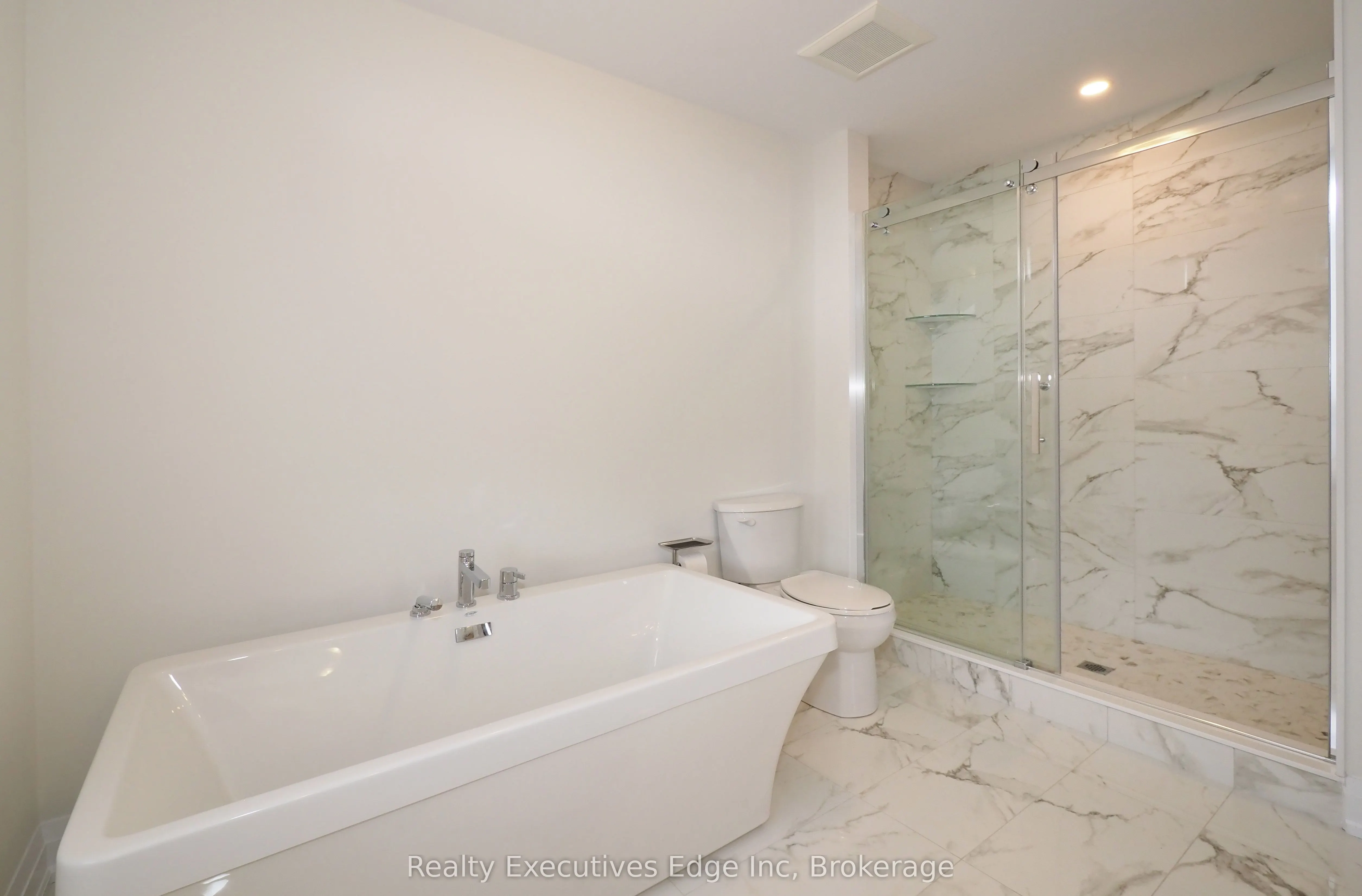 675 Victoria Road N, #16