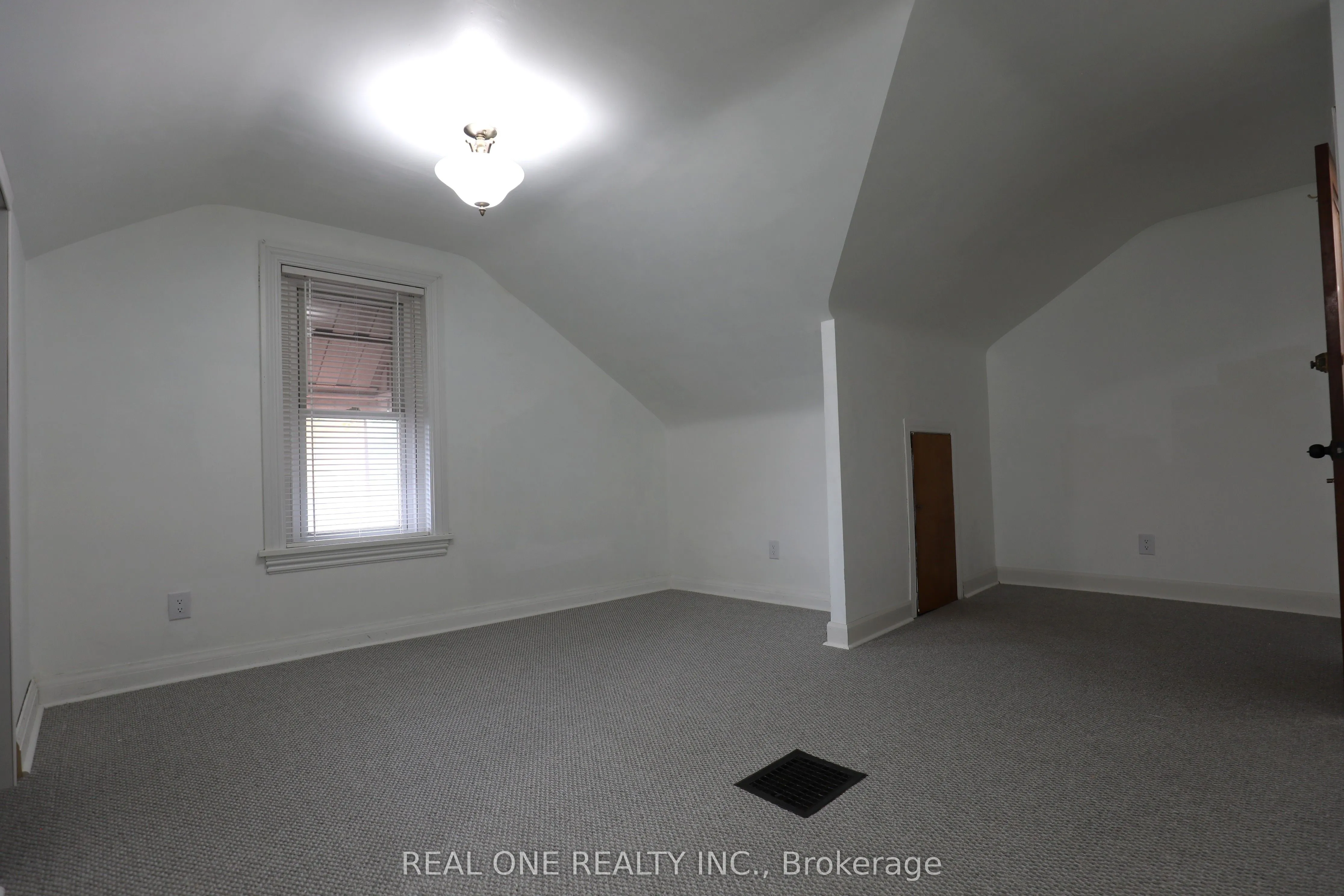148 Victoria Avenue N, #Upper level unit