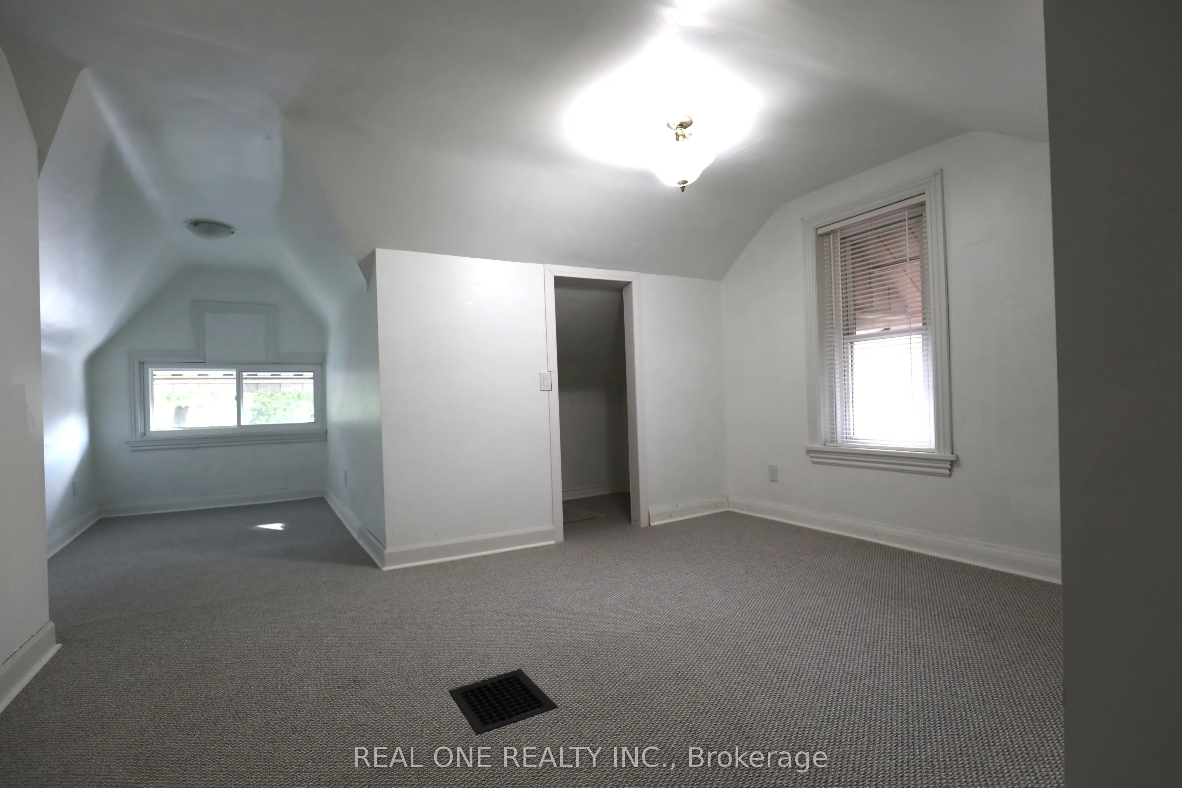 148 Victoria Avenue N, #Upper level unit