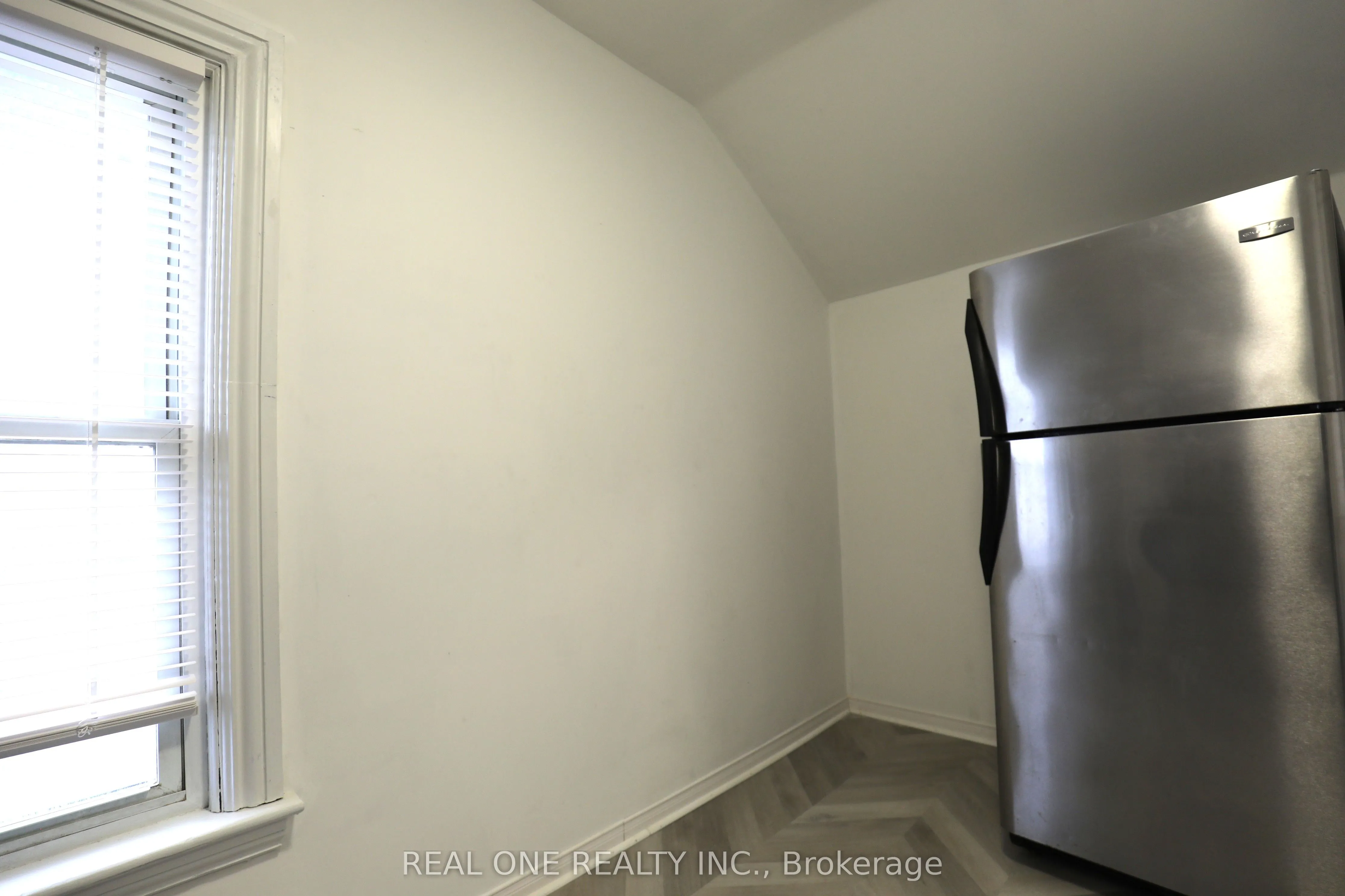 148 Victoria Avenue N, #Upper level unit