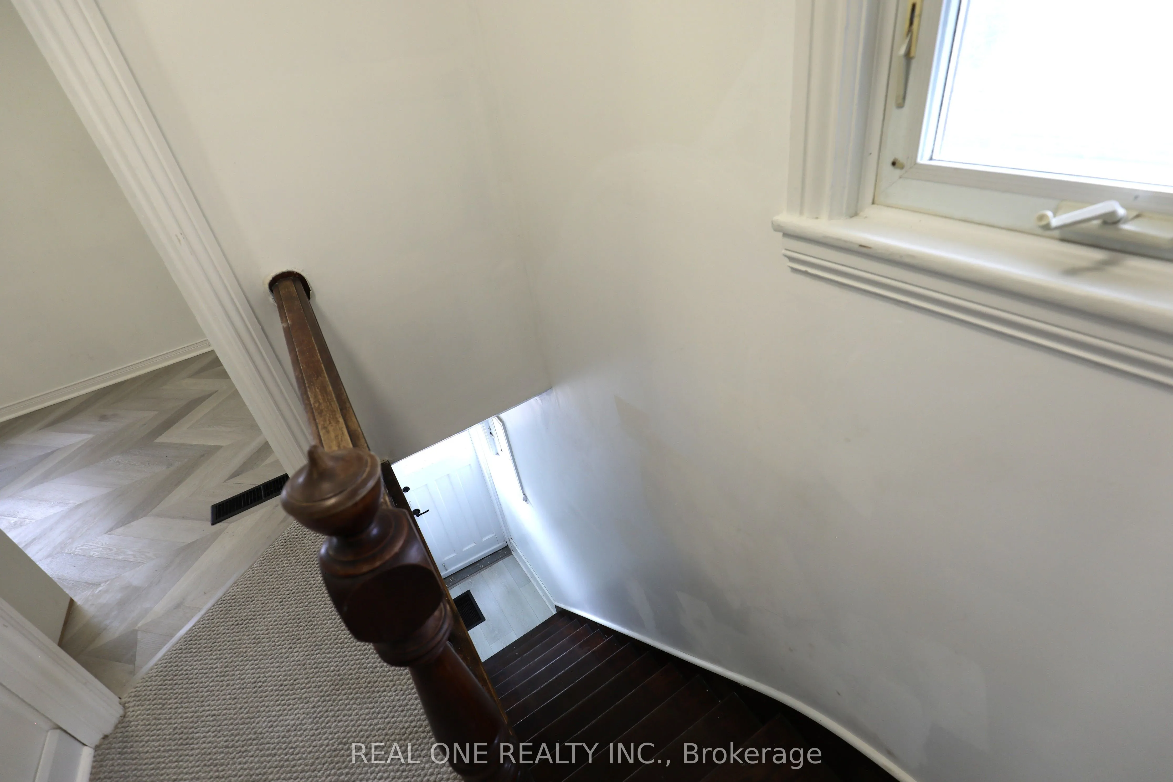 148 Victoria Avenue N, #Upper level unit