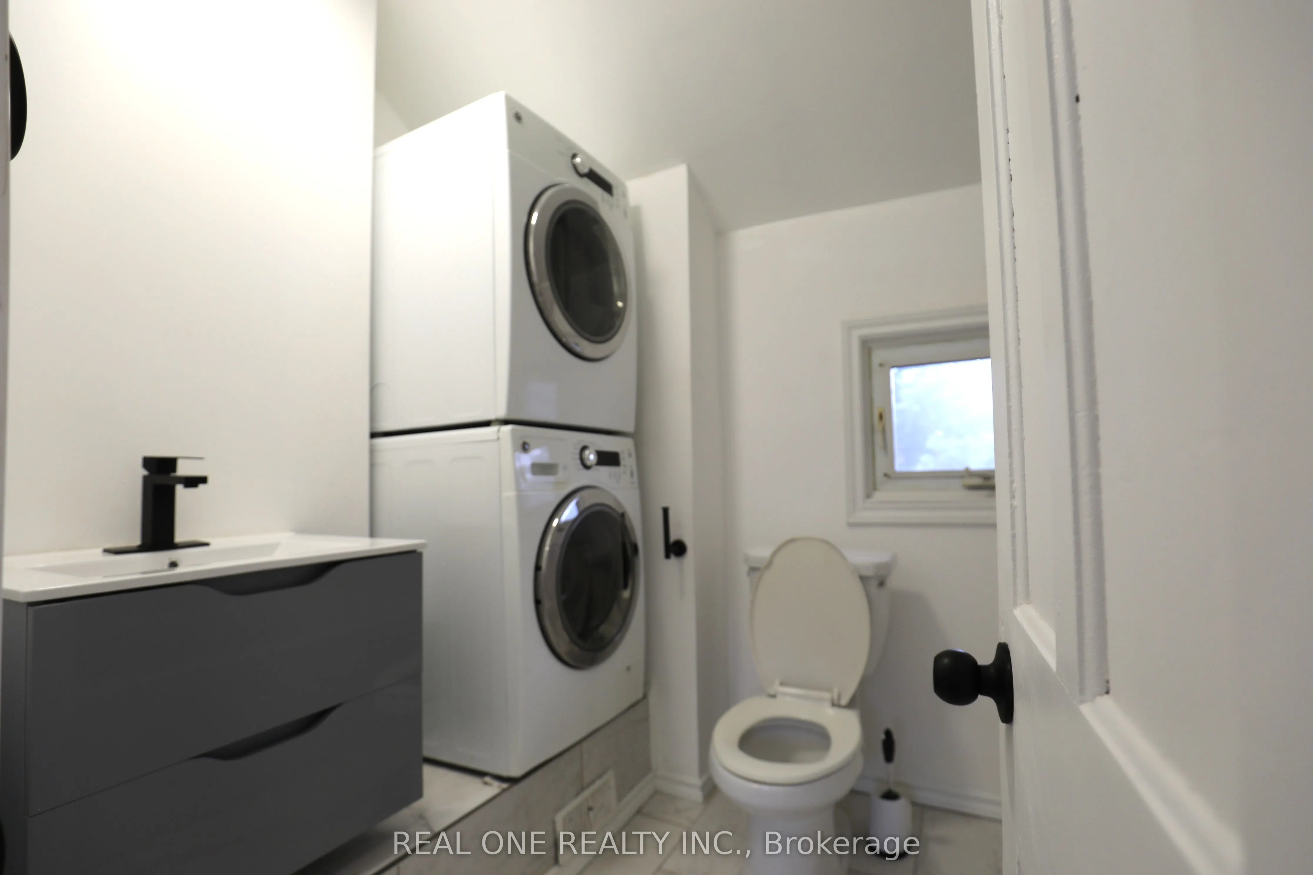 148 Victoria Avenue N, #Upper level unit