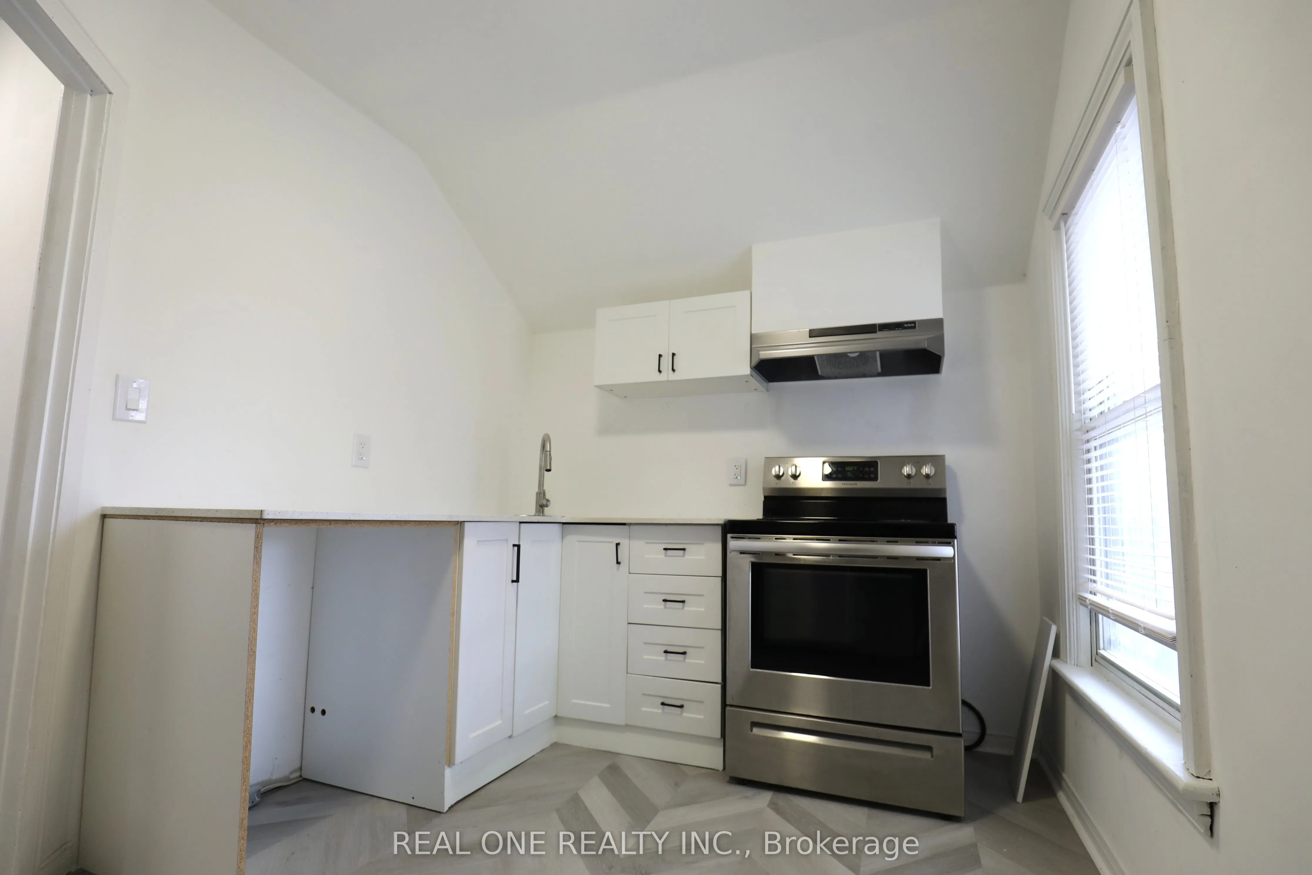 148 Victoria Avenue N, #Upper level unit