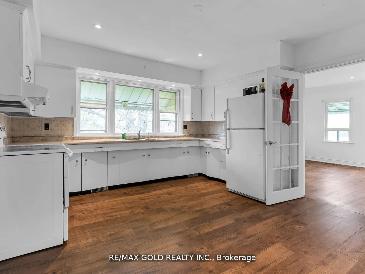 705 Kemp Road W