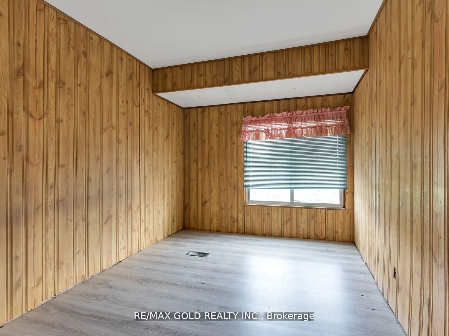 705 Kemp Road W