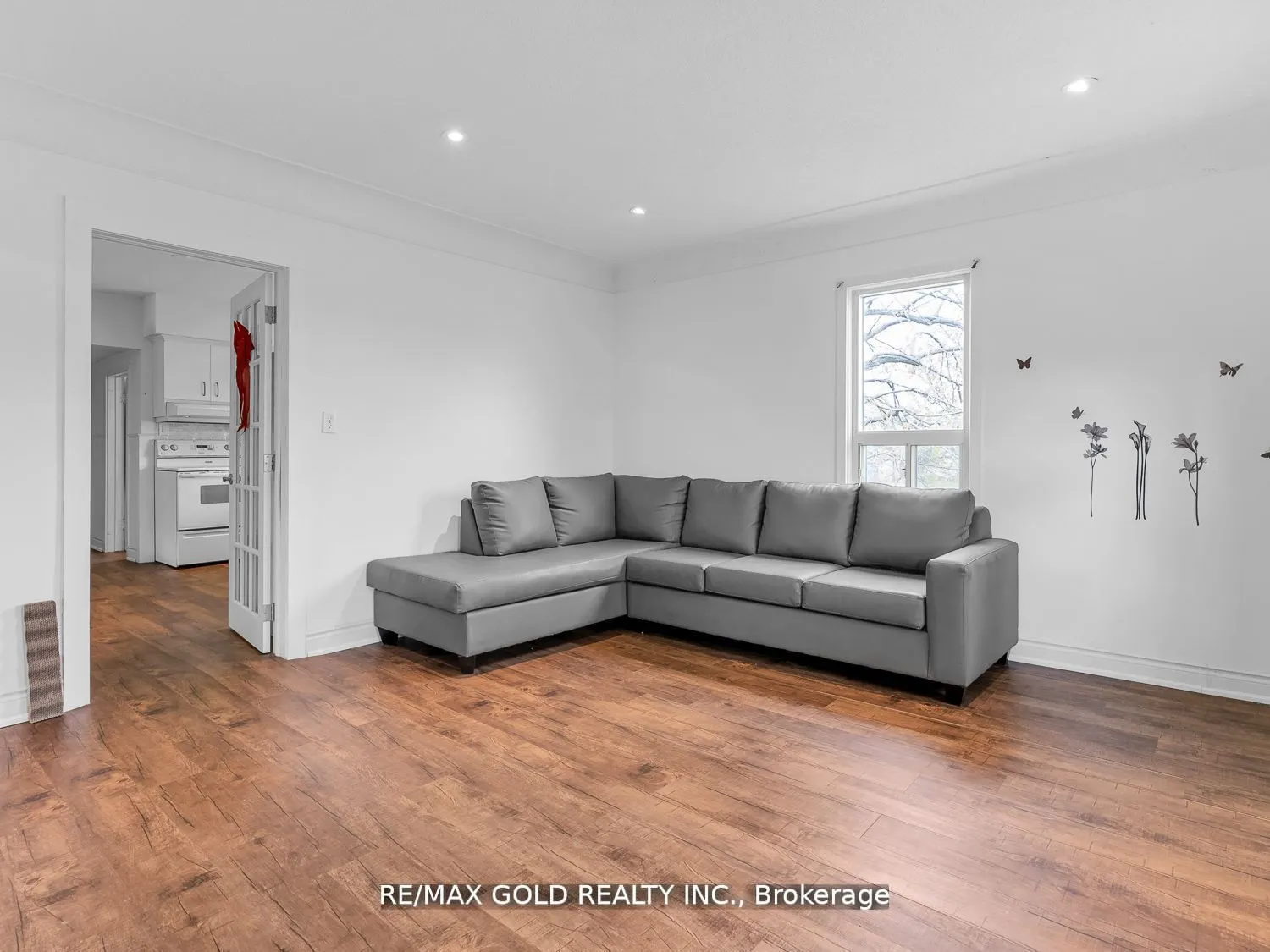 705 Kemp Road W
