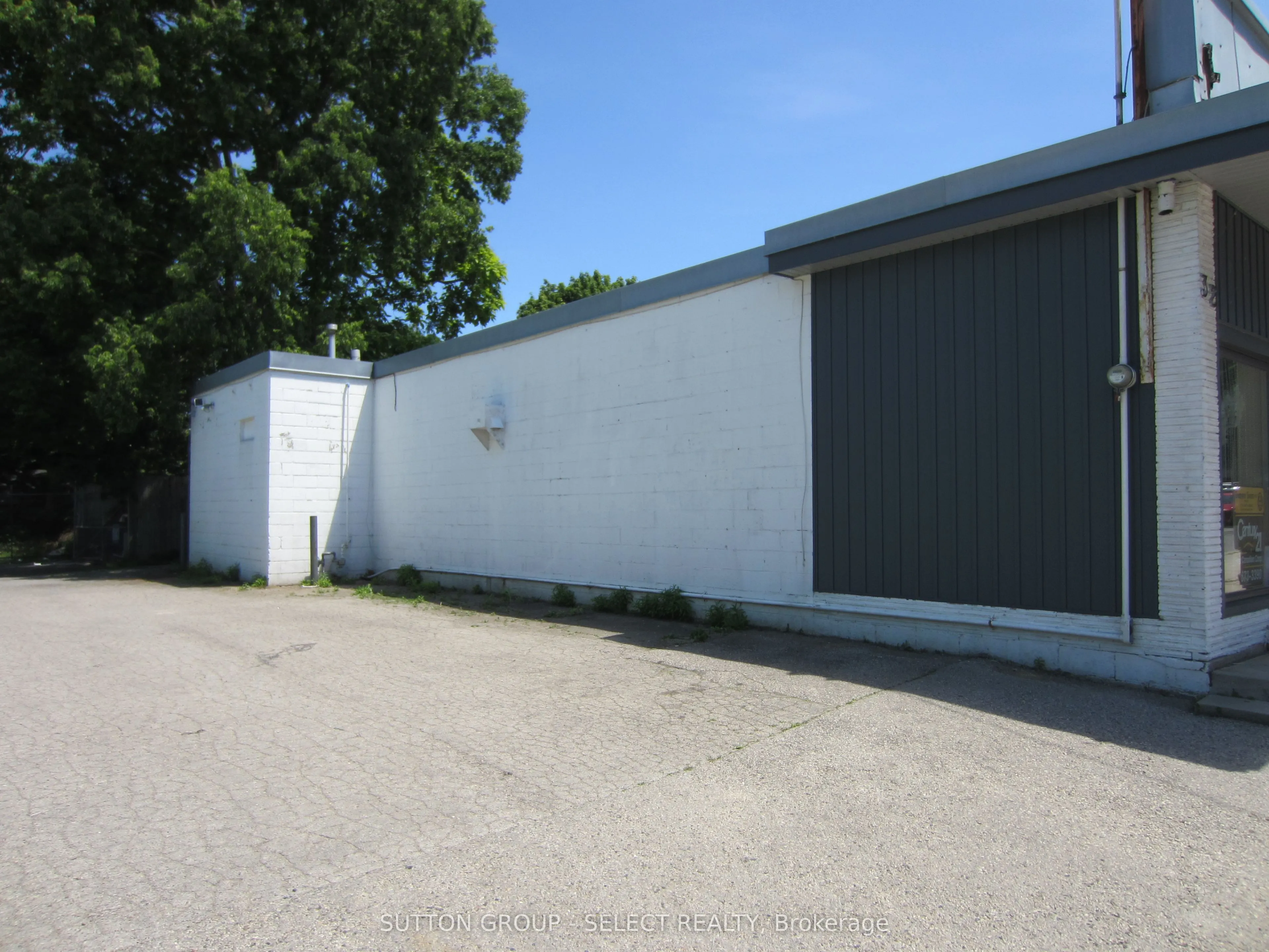 32 Adelaide Street S
