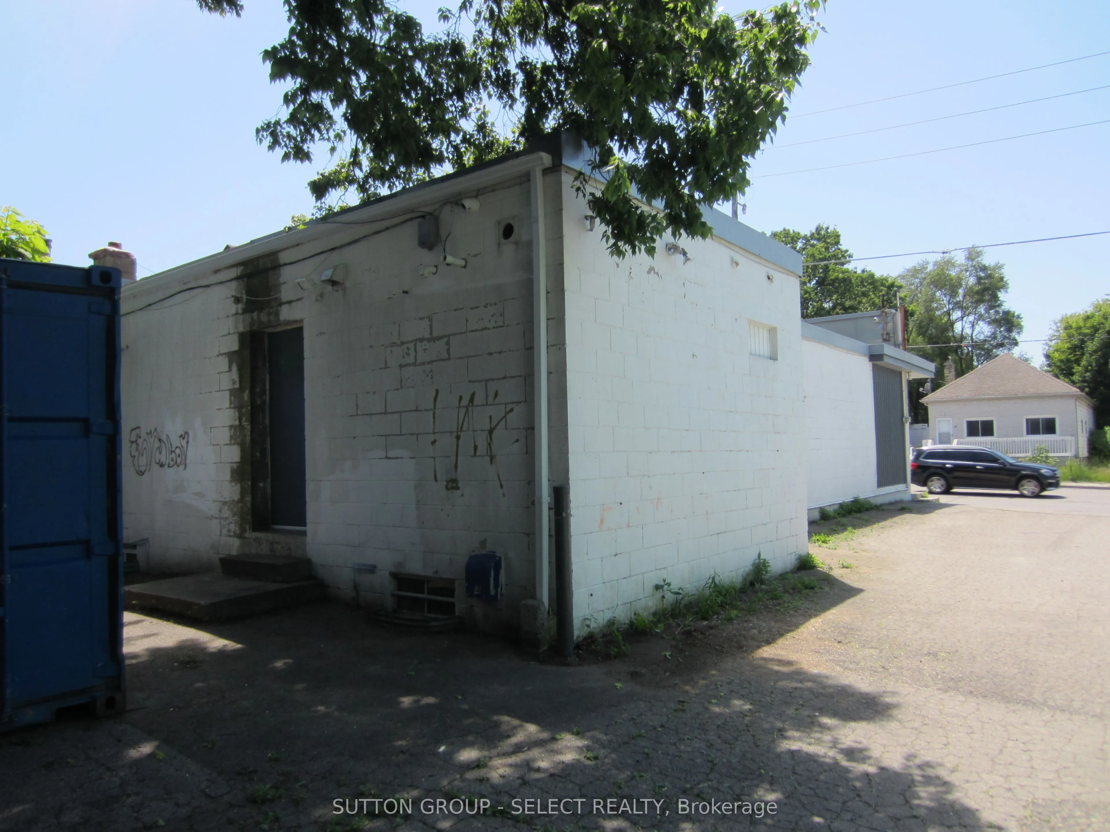 32 Adelaide Street S
