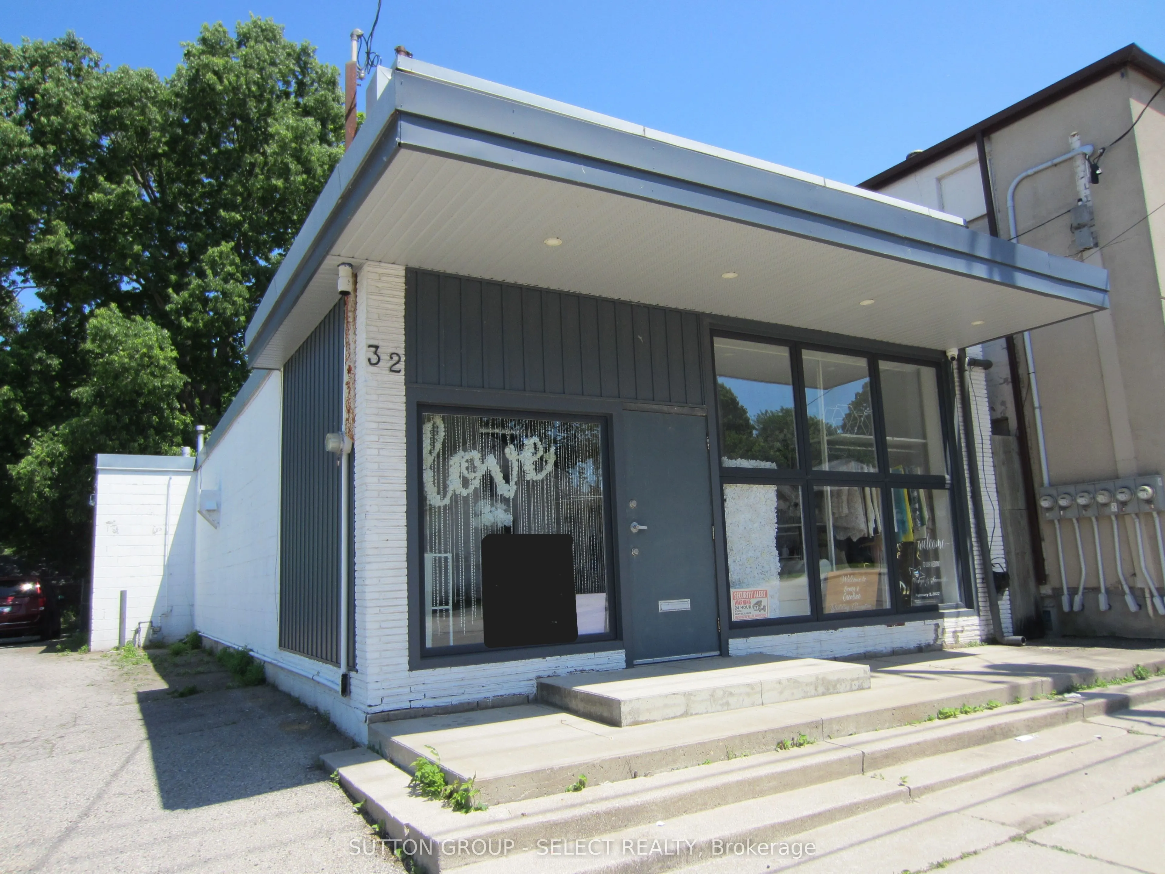 32 Adelaide Street S
