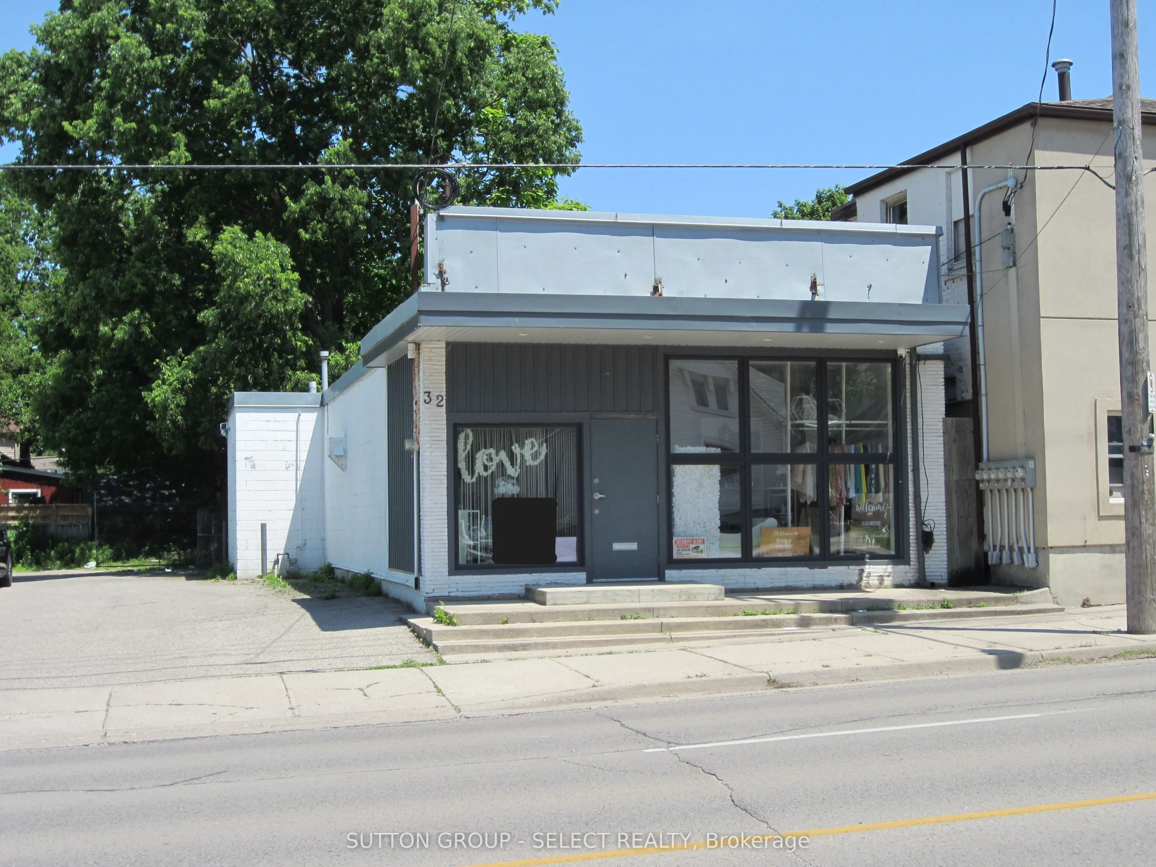 32 Adelaide Street S